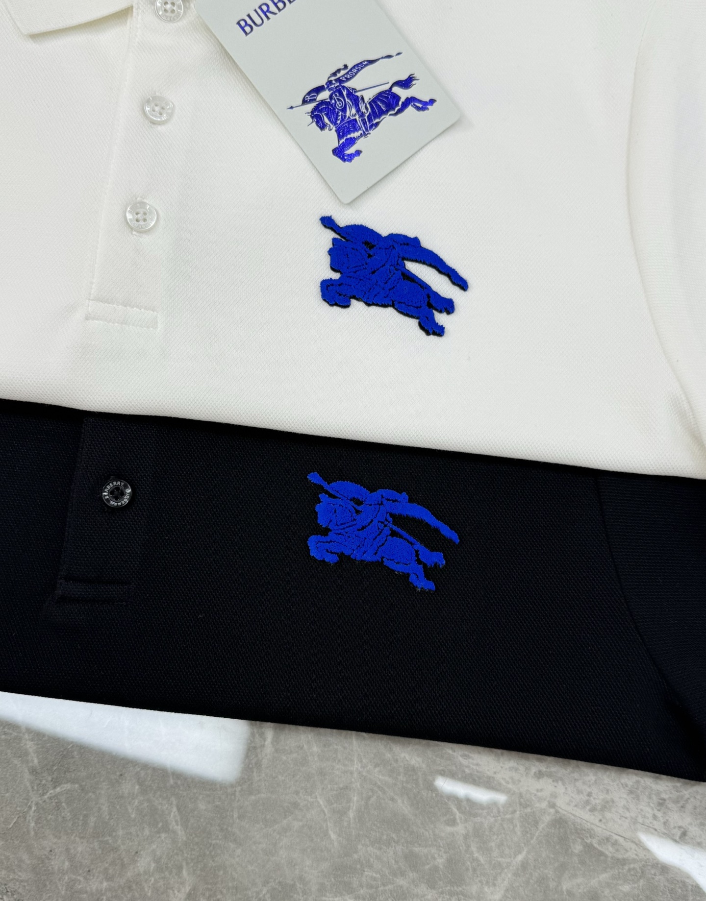 Burberry经典战马刺绣长袖Polo衫，采用高品质棉质面料，柔软亲肤又透气，穿着超舒适~胸前战马刺绣