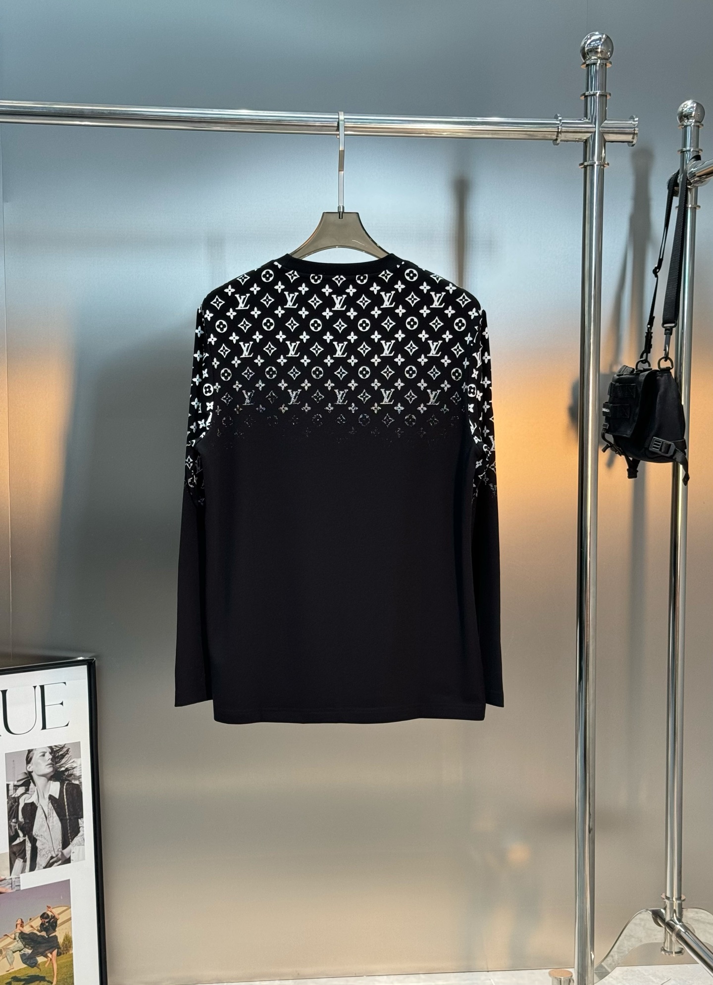 驴牌*新款莫代尔长袖T恤.LVlogo标识立体渐变数码双面烫画工艺，经典老花lv字母呈现.后幅印花相呼应