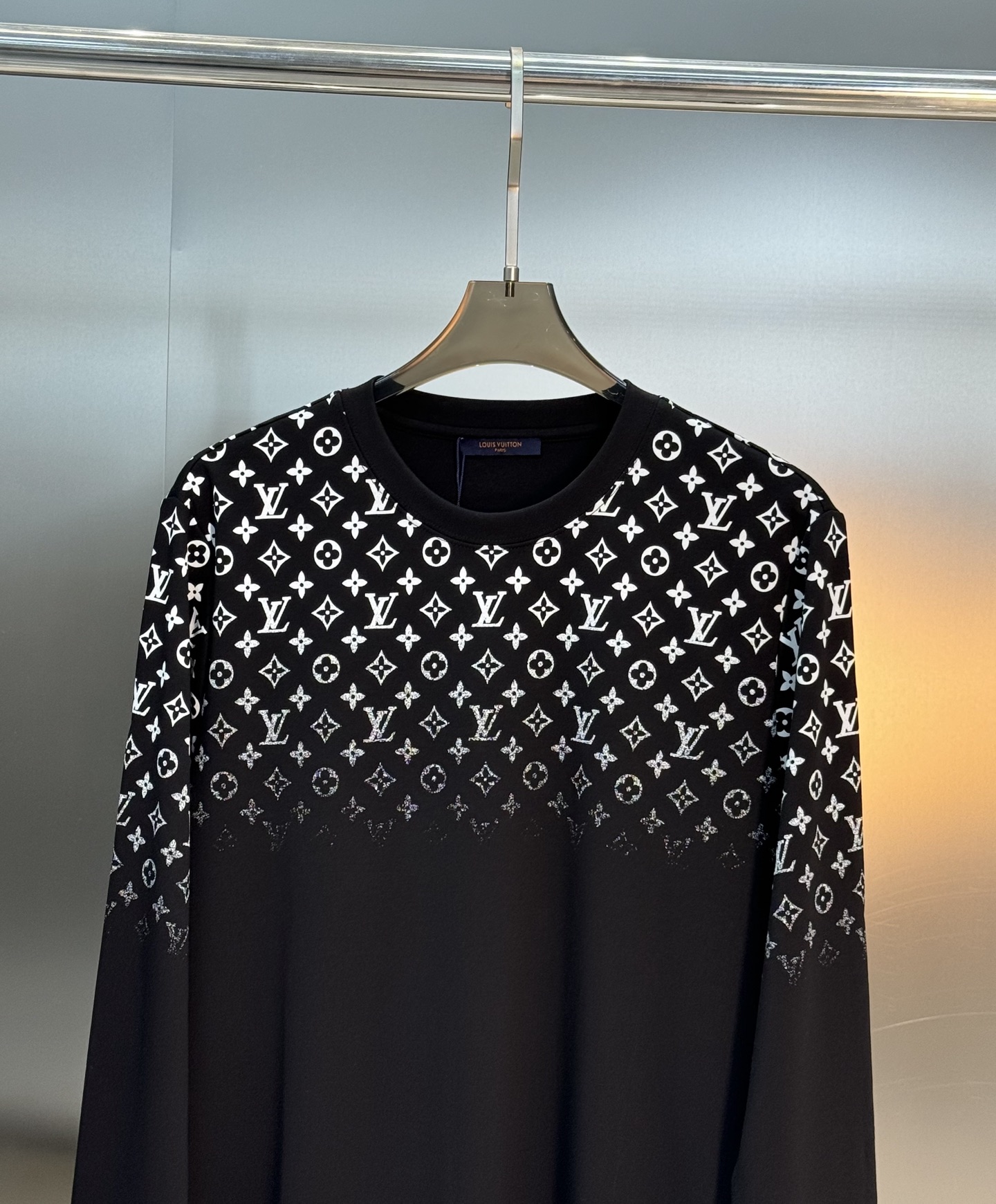 驴牌*新款莫代尔长袖T恤.LVlogo标识立体渐变数码双面烫画工艺，经典老花lv字母呈现.后幅印花相呼应