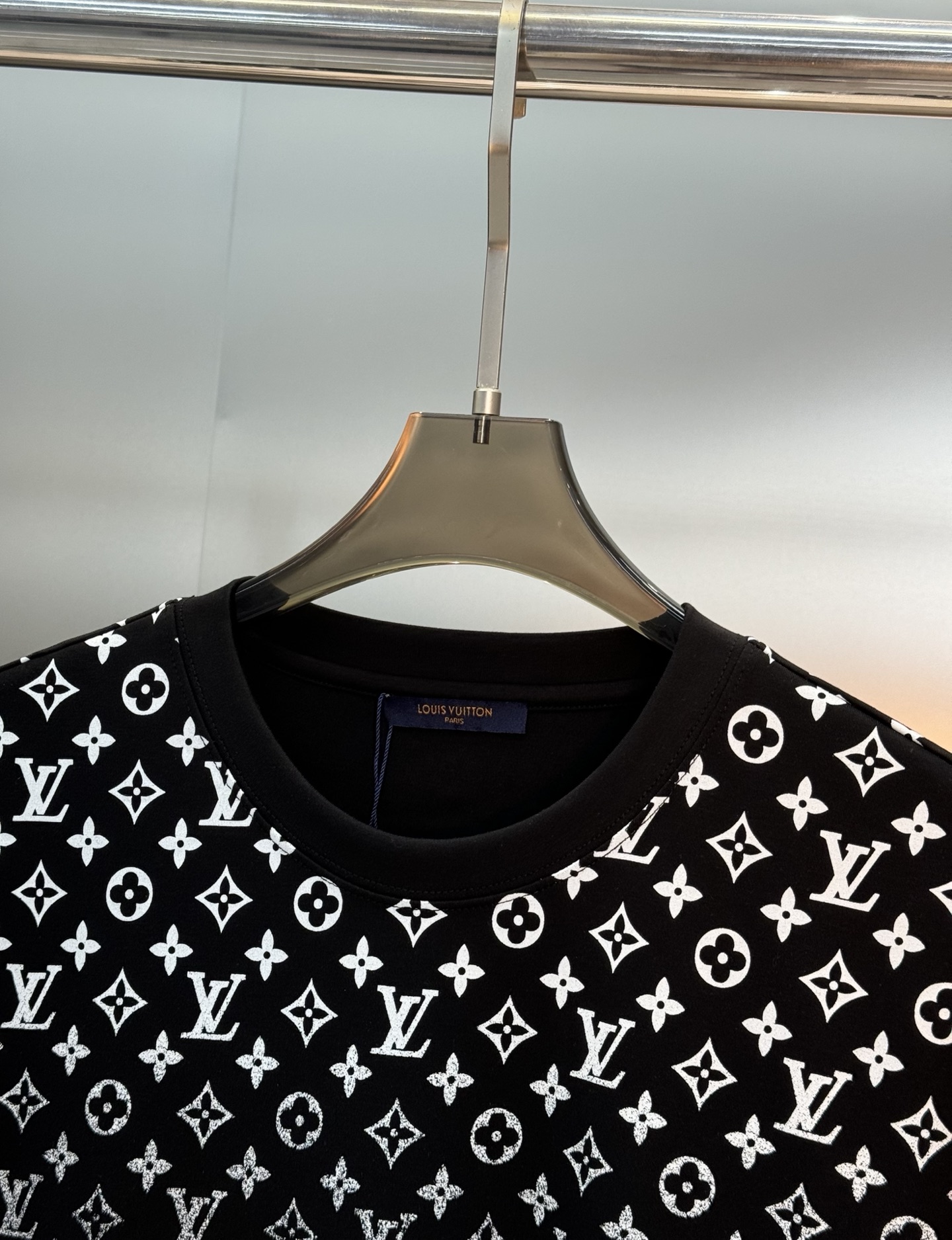 驴牌*新款莫代尔长袖T恤.LVlogo标识立体渐变数码双面烫画工艺，经典老花lv字母呈现.后幅印花相呼应