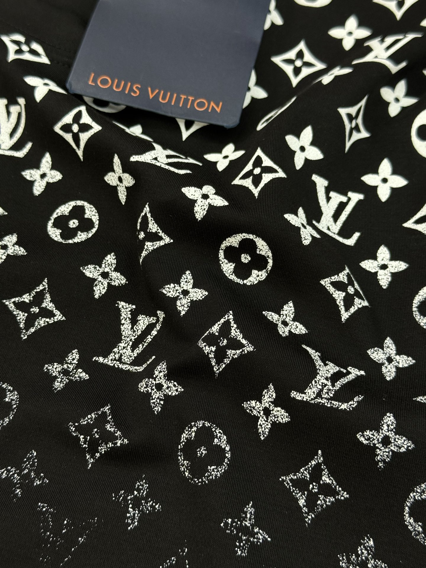 驴牌*新款莫代尔长袖T恤.LVlogo标识立体渐变数码双面烫画工艺，经典老花lv字母呈现.后幅印花相呼应