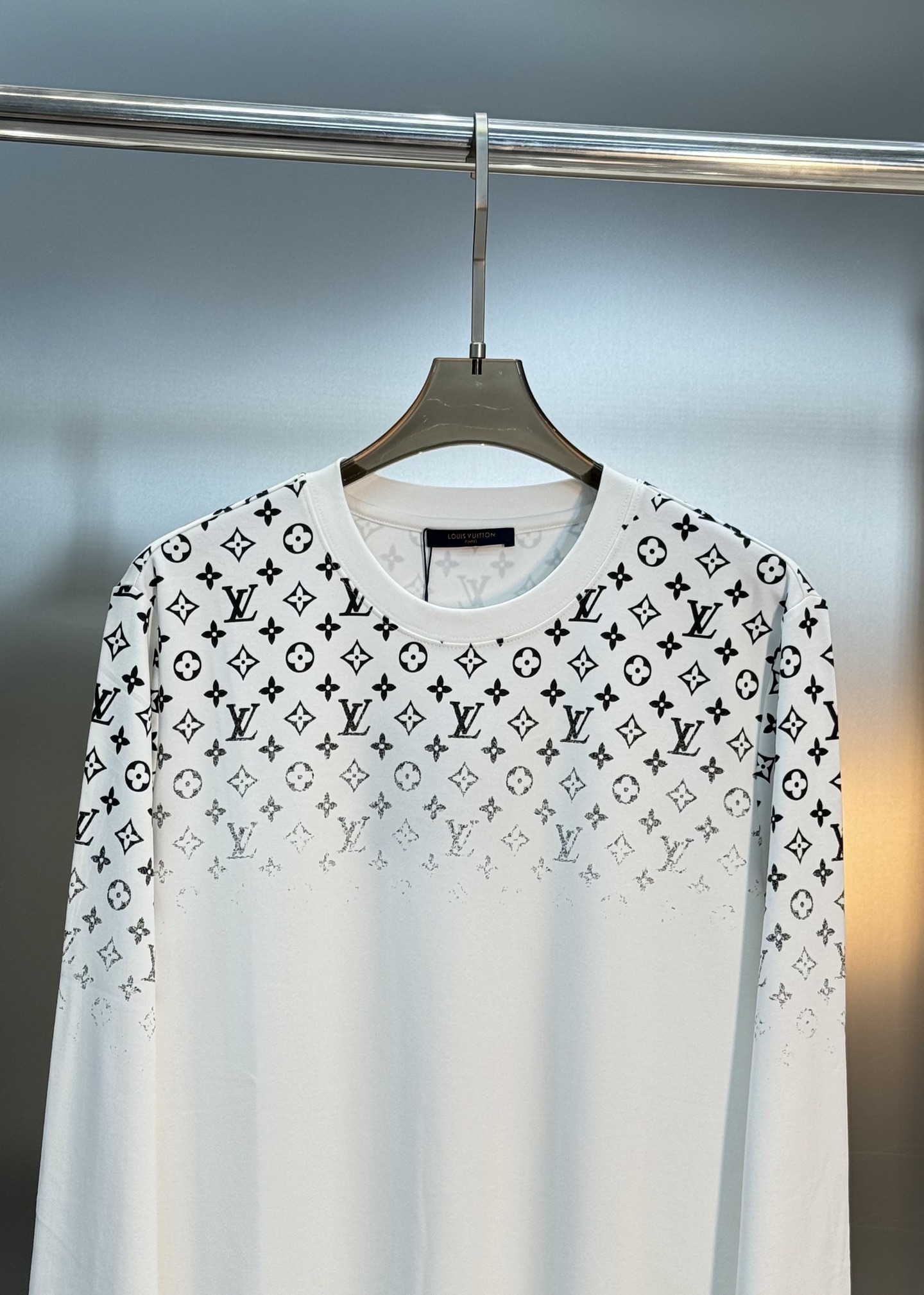 驴牌*新款莫代尔长袖T恤.LVlogo标识立体渐变数码双面烫画工艺，经典老花lv字母呈现.后幅印花相呼应