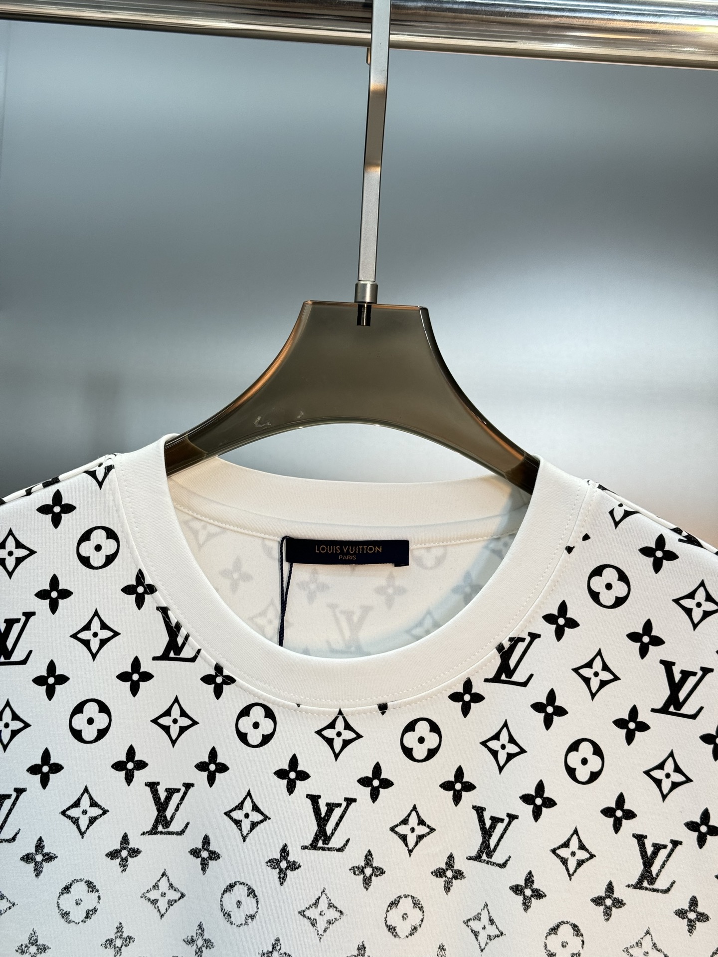 驴牌*新款莫代尔长袖T恤.LVlogo标识立体渐变数码双面烫画工艺，经典老花lv字母呈现.后幅印花相呼应