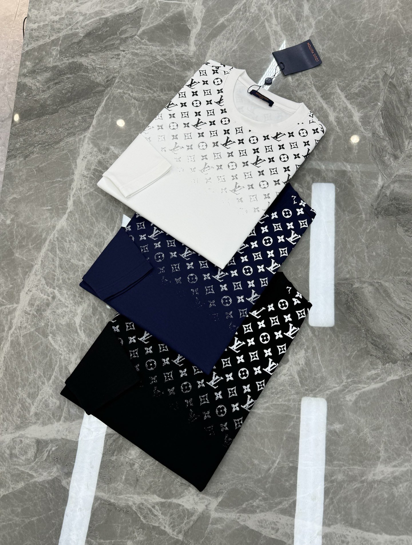 驴牌*新款莫代尔长袖T恤.LVlogo标识立体渐变数码双面烫画工艺，经典老花lv字母呈现.后幅印花相呼应