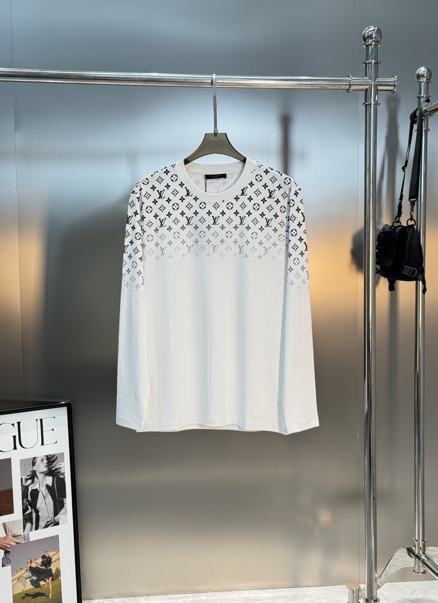 驴牌*新款莫代尔长袖T恤.LVlogo标识立体渐变数码双面烫画工艺，经典老花lv字母呈现.后幅印花相呼应