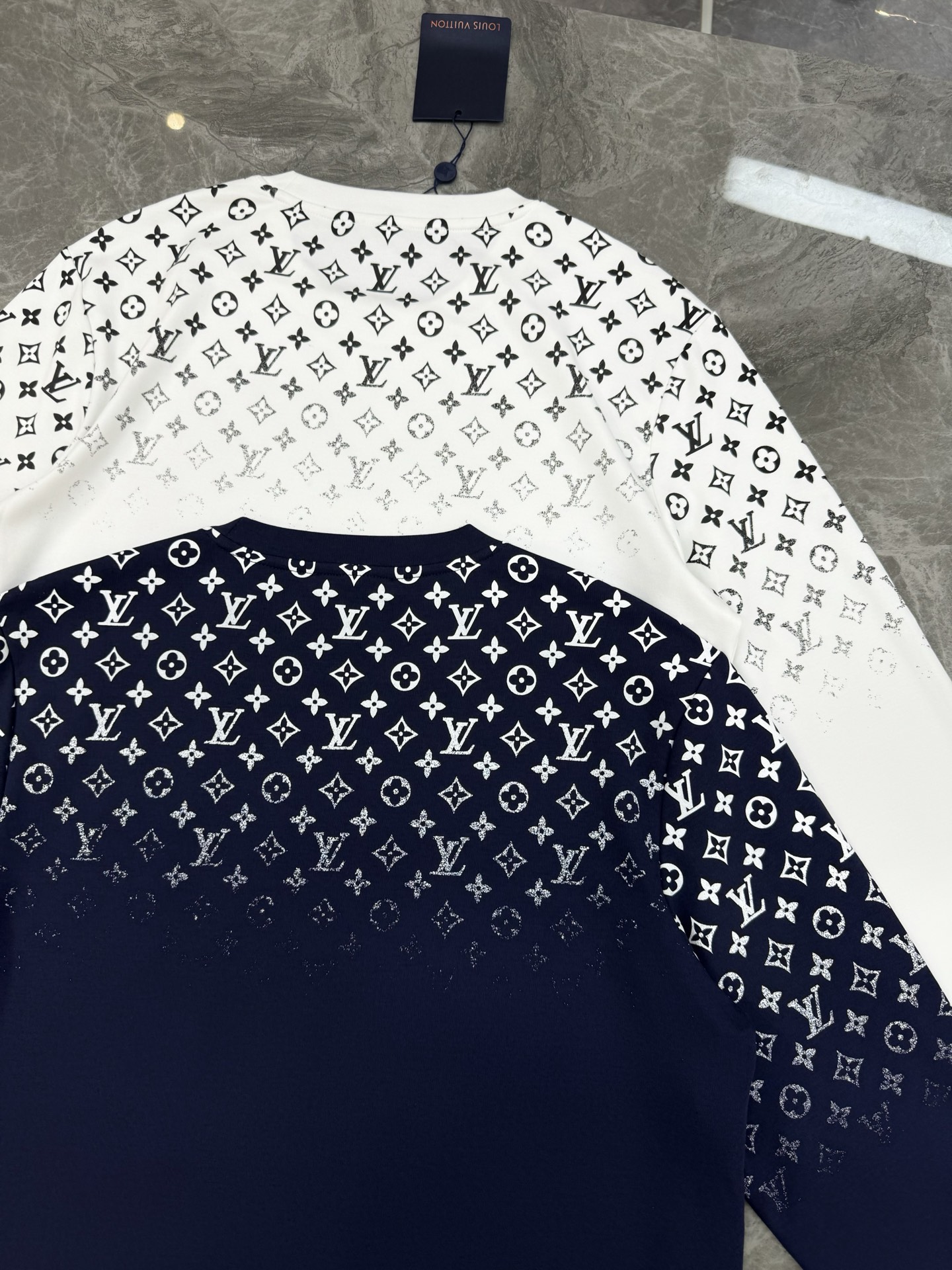 驴牌*新款莫代尔长袖T恤.LVlogo标识立体渐变数码双面烫画工艺，经典老花lv字母呈现.后幅印花相呼应