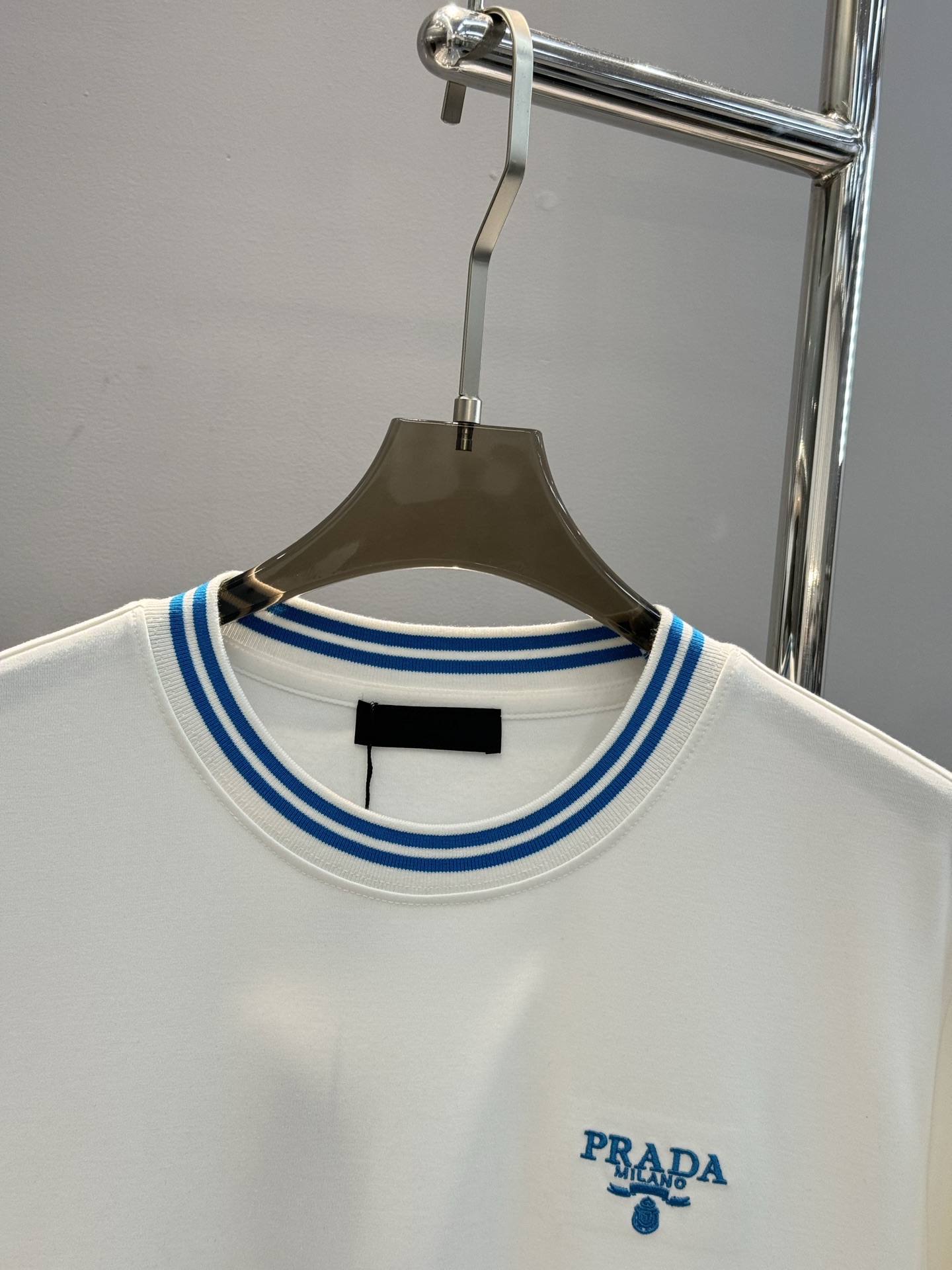PRADA普拉达新品莫代尔长袖T恤.领口订织设计.搭载Prada-LOGO刺绣🪡.工艺呈现品牌形象.品牌