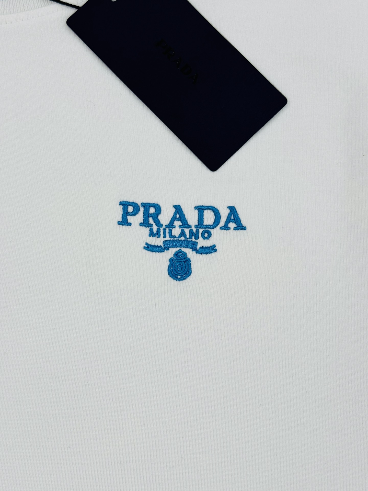 PRADA普拉达新品莫代尔长袖T恤.领口订织设计.搭载Prada-LOGO刺绣🪡.工艺呈现品牌形象.品牌
