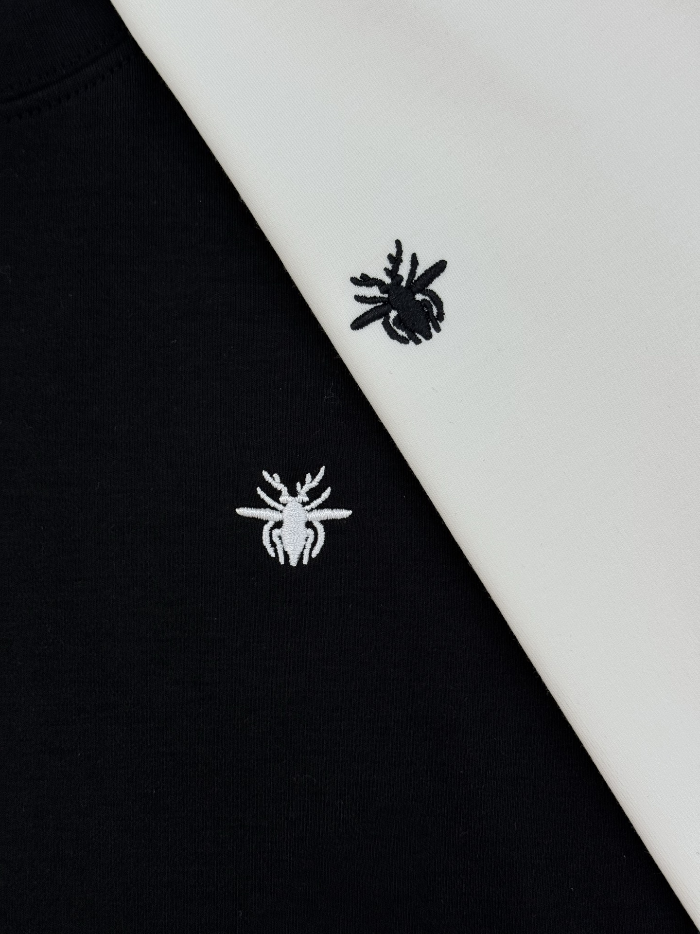 Dio*r迪奥新款莫代尔长袖T恤.原单品质推荐！高级3D绣花🪡经典小蜜蜂.精致立体.高感满满～采用300