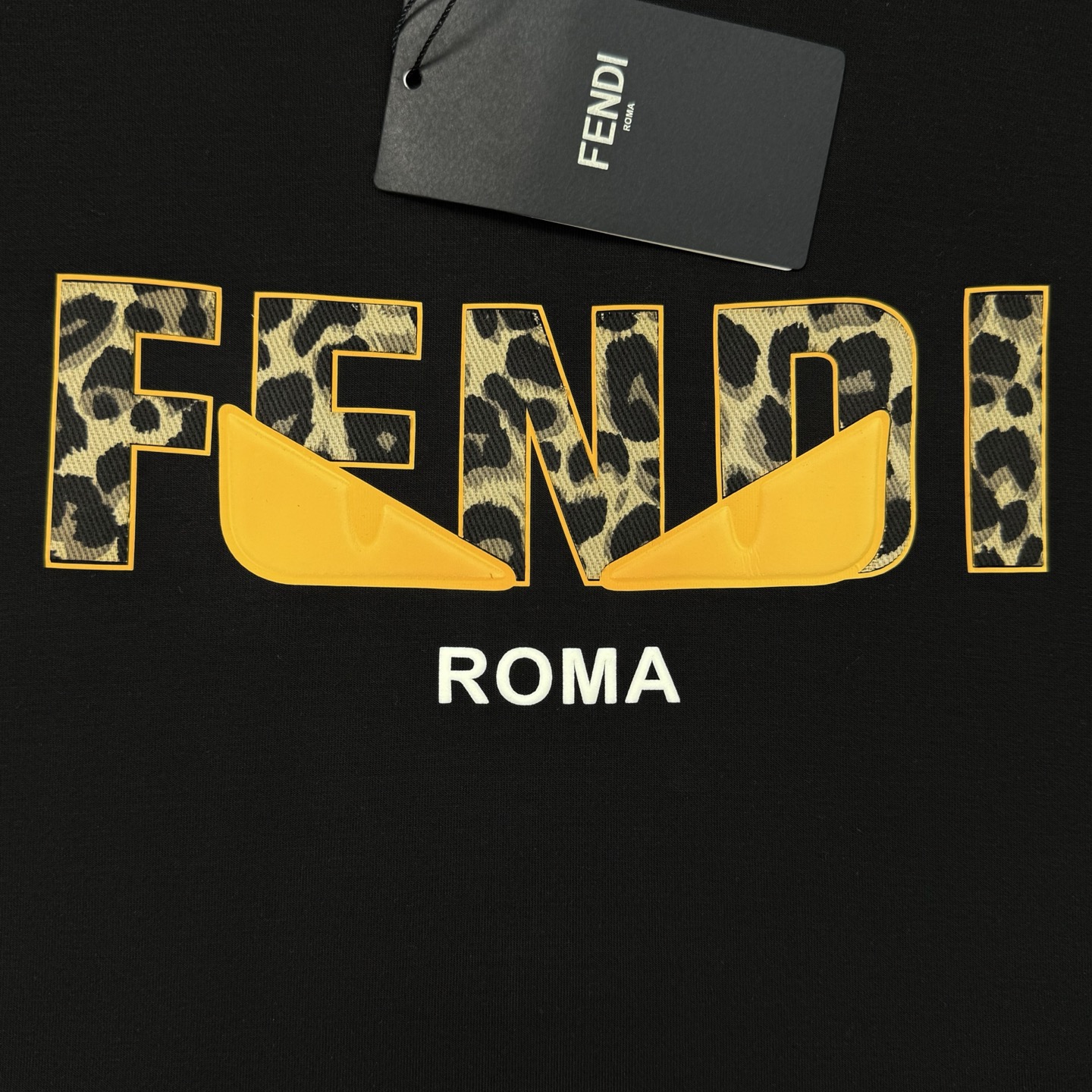 FENDI芬迪新款连帽卫衣，棉莫柔软棉质面料，舒适又保暖，日常穿搭超百搭!正面有经典“FENDI字样+小