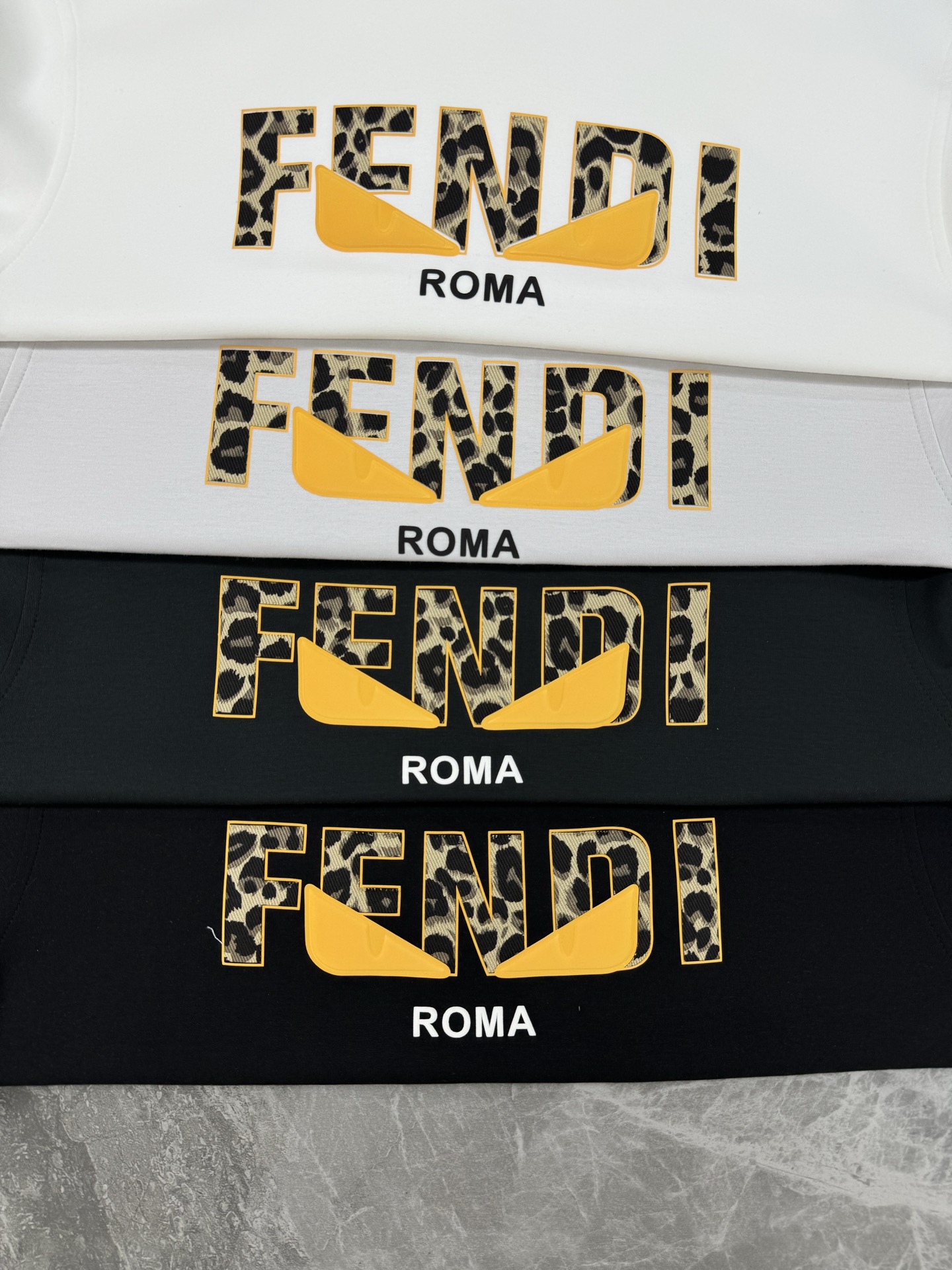 FENDI芬迪新款连帽卫衣，棉莫柔软棉质面料，舒适又保暖，日常穿搭超百搭!正面有经典“FENDI字样+小