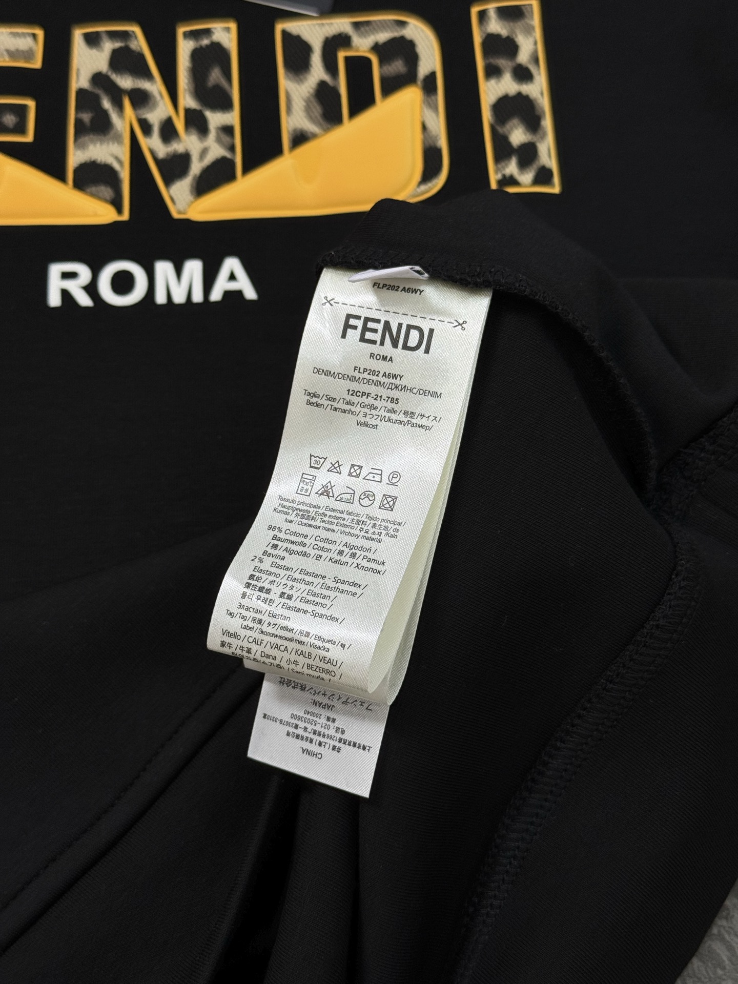 FENDI芬迪新款连帽卫衣，棉莫柔软棉质面料，舒适又保暖，日常穿搭超百搭!正面有经典“FENDI字样+小