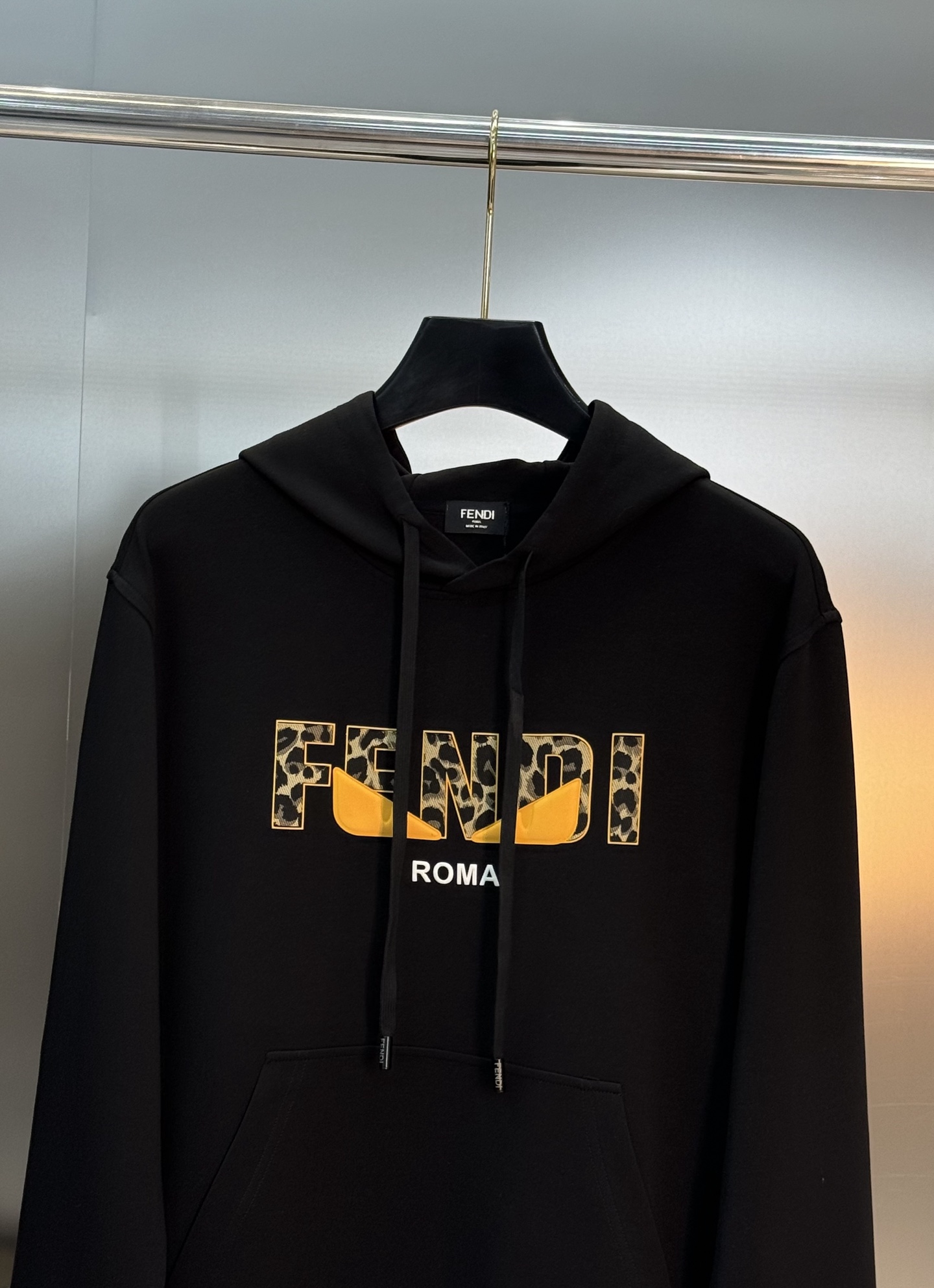 FENDI芬迪新款连帽卫衣，棉莫柔软棉质面料，舒适又保暖，日常穿搭超百搭!正面有经典“FENDI字样+小