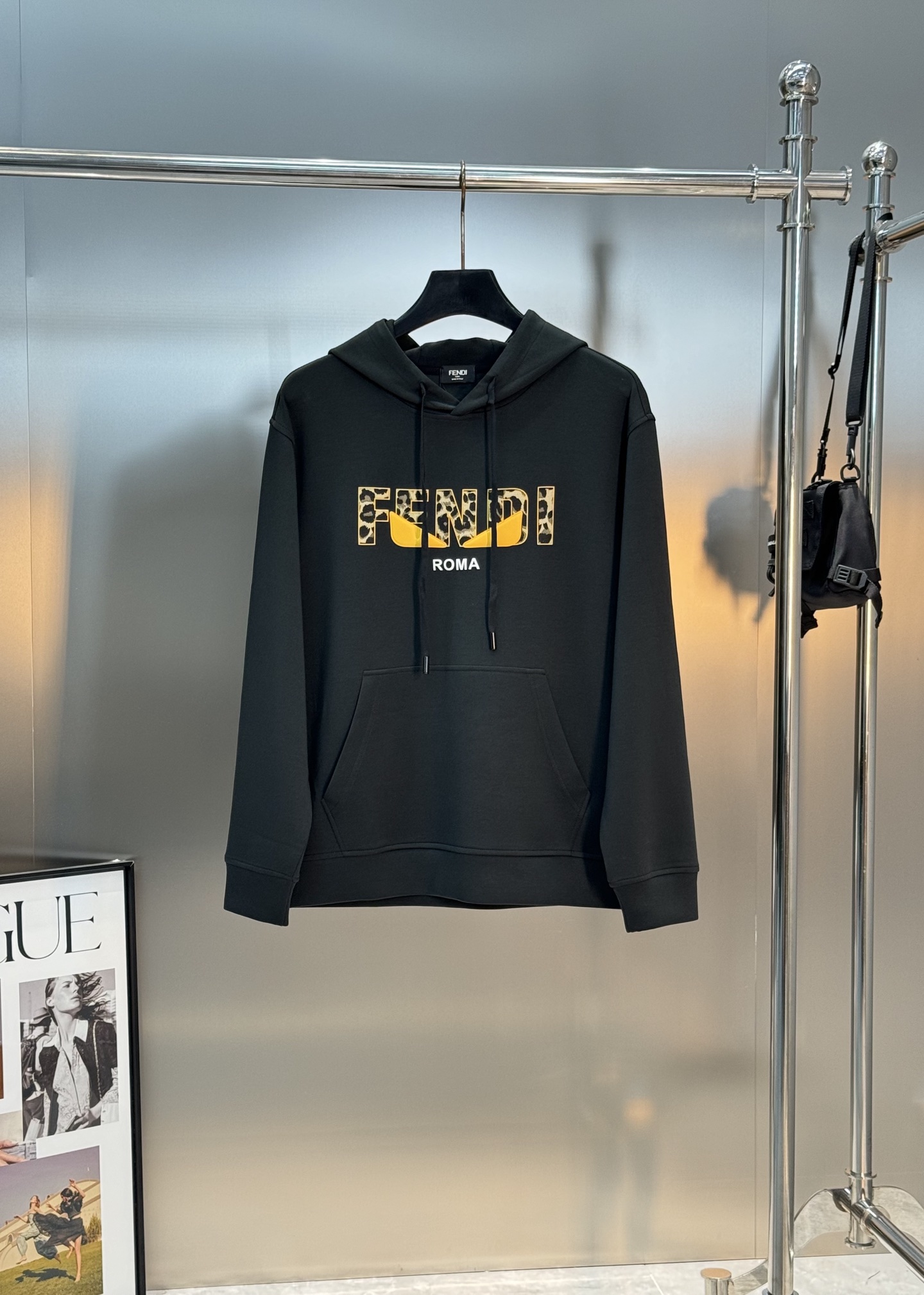 FENDI芬迪新款连帽卫衣，棉莫柔软棉质面料，舒适又保暖，日常穿搭超百搭!正面有经典“FENDI字样+小