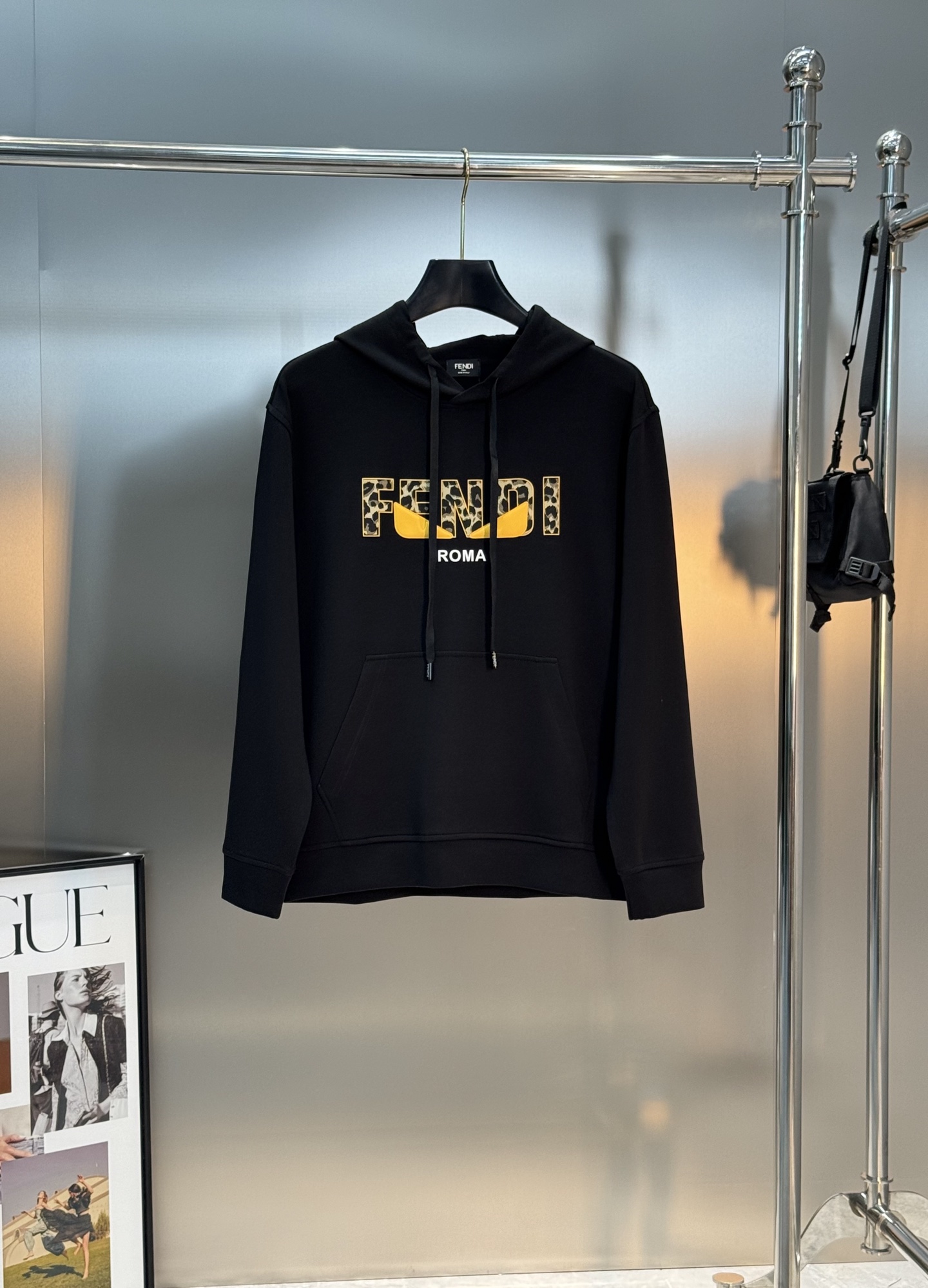 FENDI芬迪新款连帽卫衣，棉莫柔软棉质面料，舒适又保暖，日常穿搭超百搭!正面有经典“FENDI字样+小