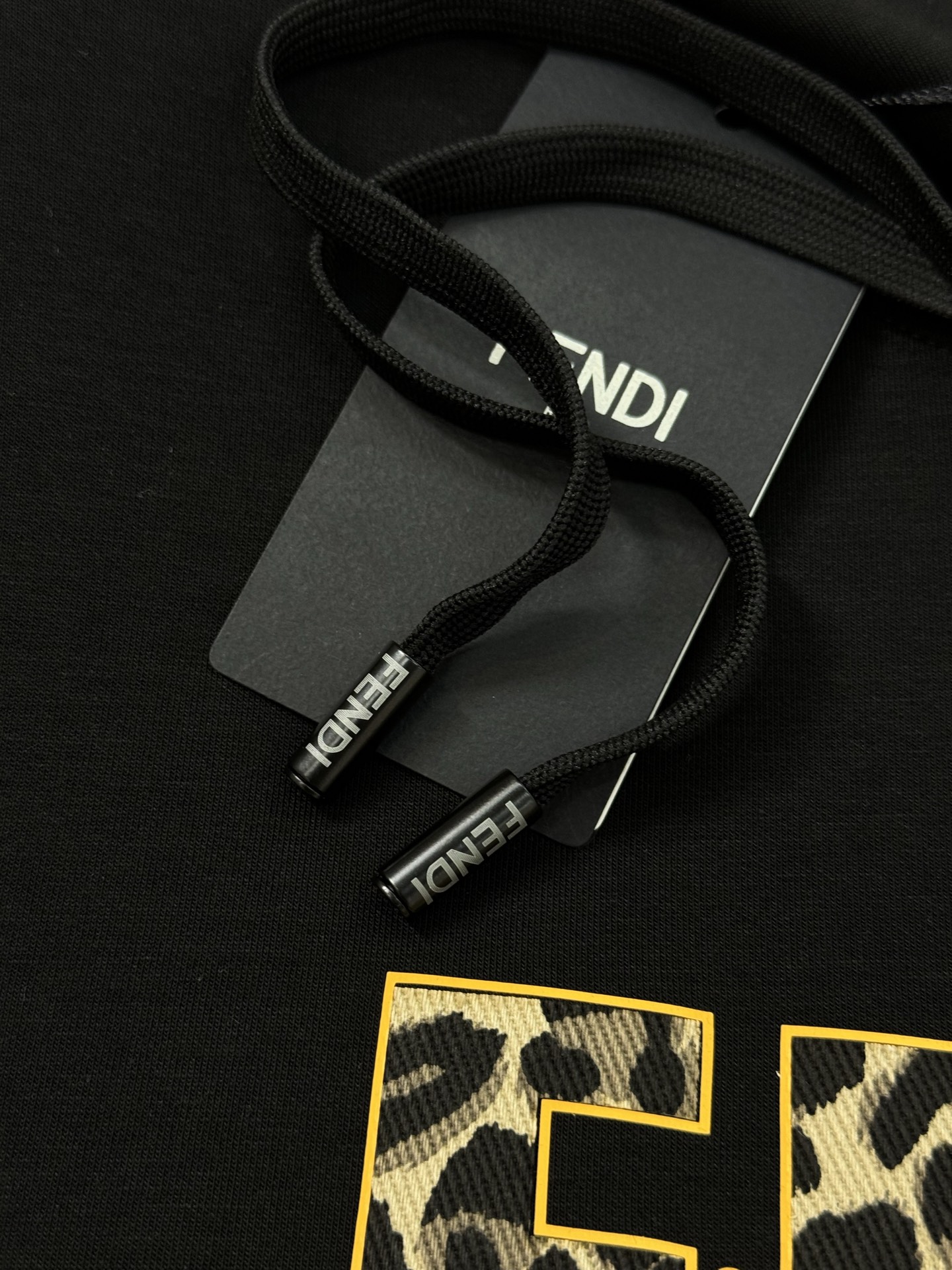 FENDI芬迪新款连帽卫衣，棉莫柔软棉质面料，舒适又保暖，日常穿搭超百搭!正面有经典“FENDI字样+小