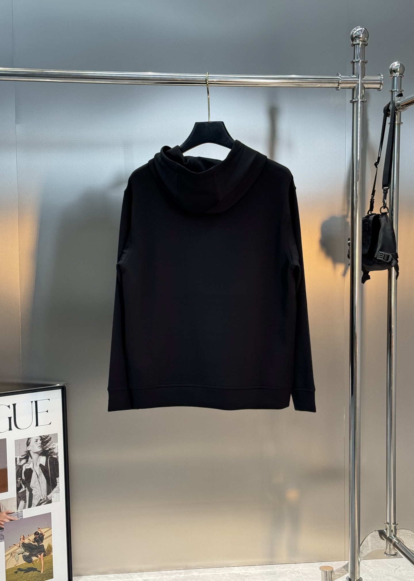 FENDI芬迪新款连帽卫衣，棉莫柔软棉质面料，舒适又保暖，日常穿搭超百搭!正面有经典“FENDI字样+小