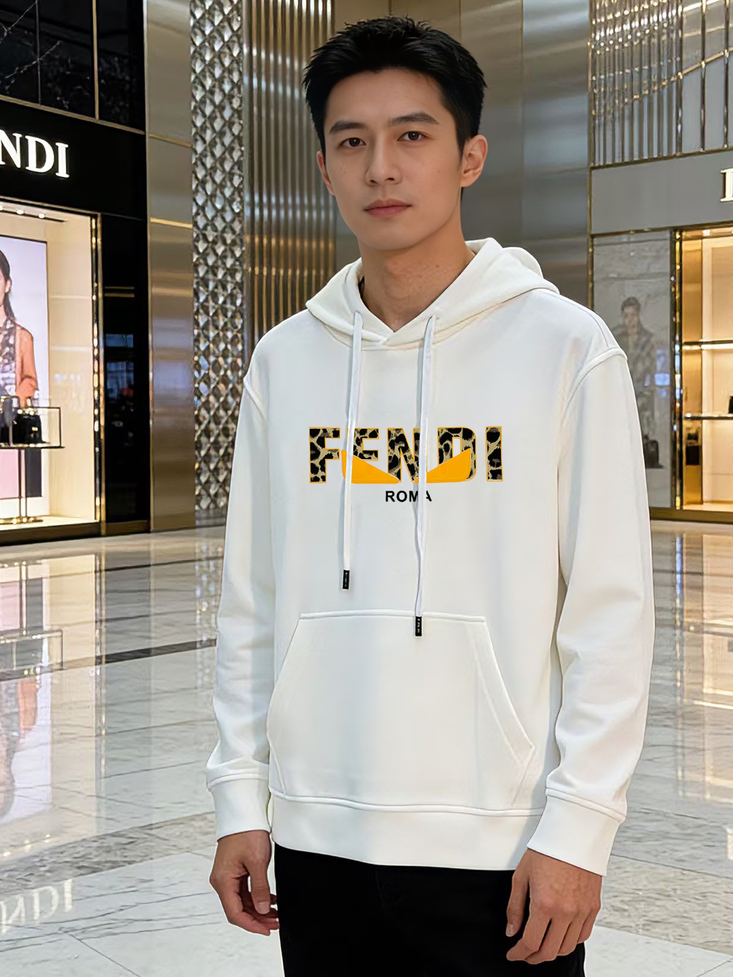 FENDI芬迪新款连帽卫衣，棉莫柔软棉质面料，舒适又保暖，日常穿搭超百搭!正面有经典“FENDI字样+小