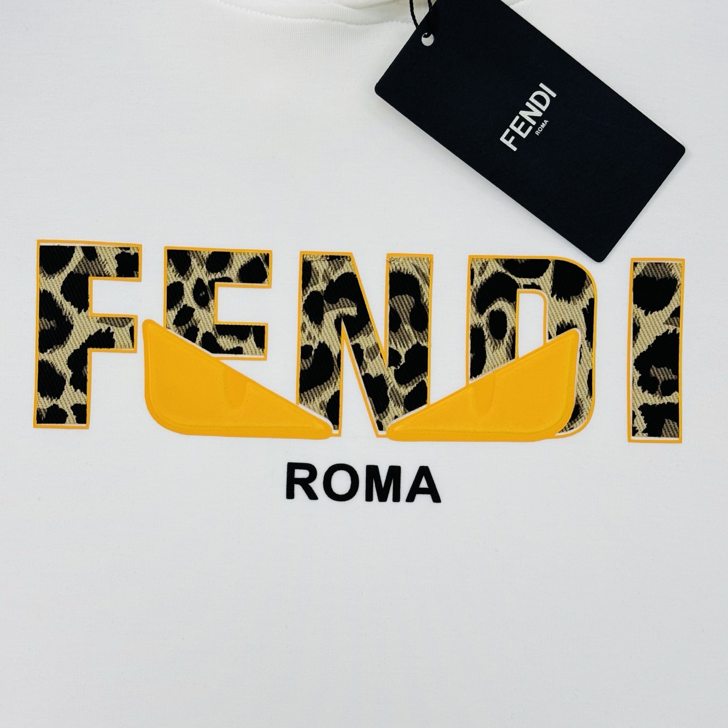 FENDI芬迪新款连帽卫衣，棉莫柔软棉质面料，舒适又保暖，日常穿搭超百搭!正面有经典“FENDI字样+小