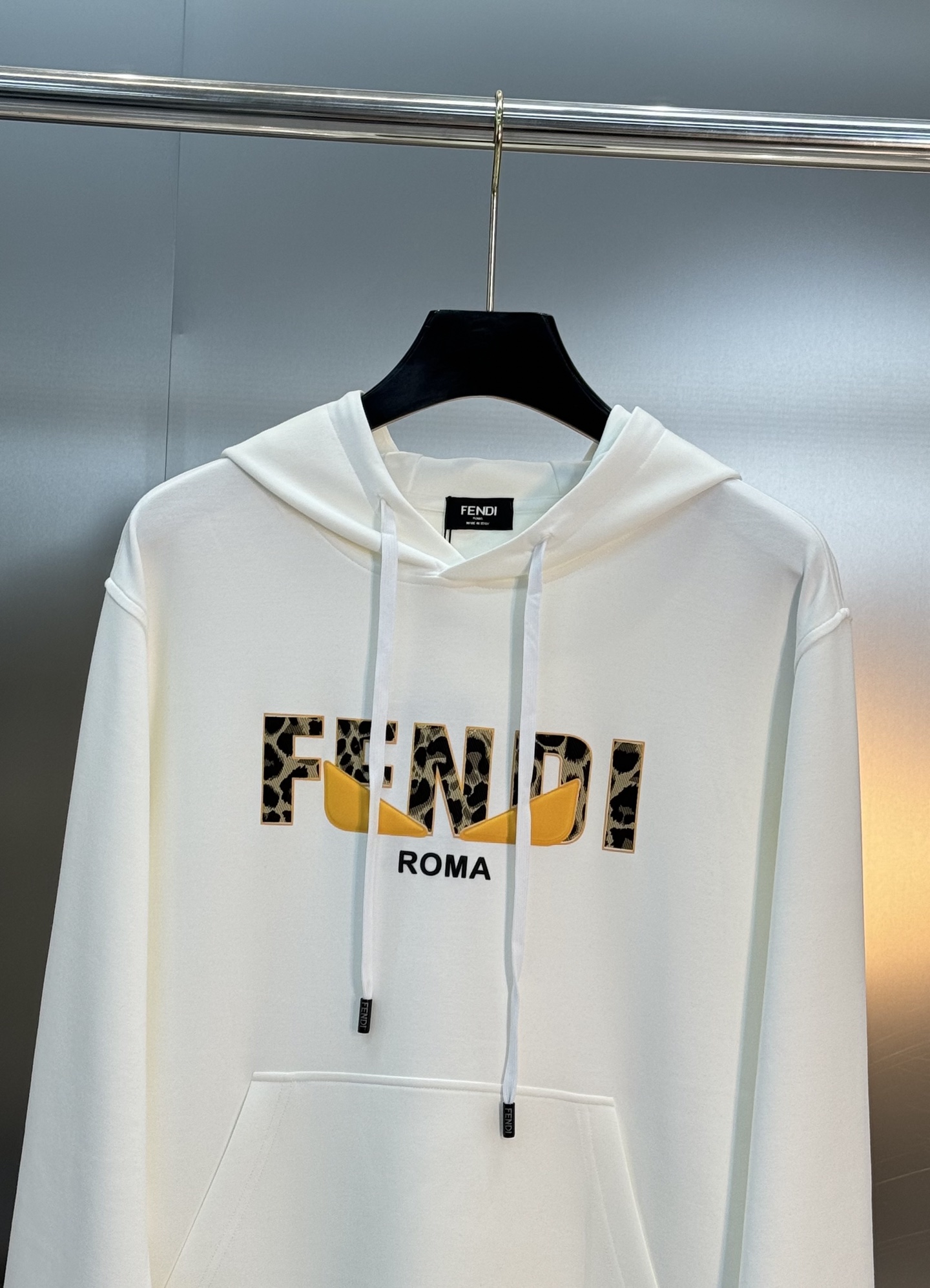 FENDI芬迪新款连帽卫衣，棉莫柔软棉质面料，舒适又保暖，日常穿搭超百搭!正面有经典“FENDI字样+小