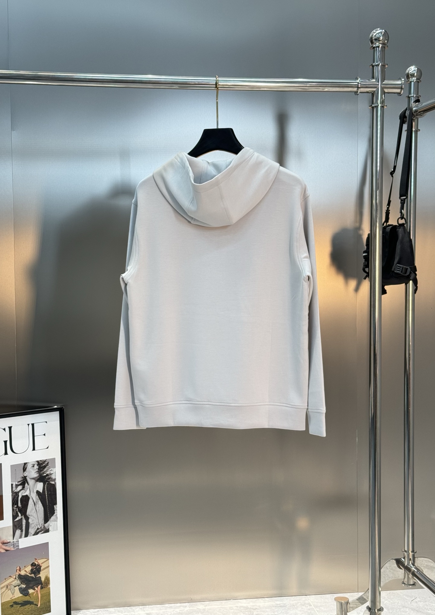 FENDI芬迪新款连帽卫衣，棉莫柔软棉质面料，舒适又保暖，日常穿搭超百搭!正面有经典“FENDI字样+小