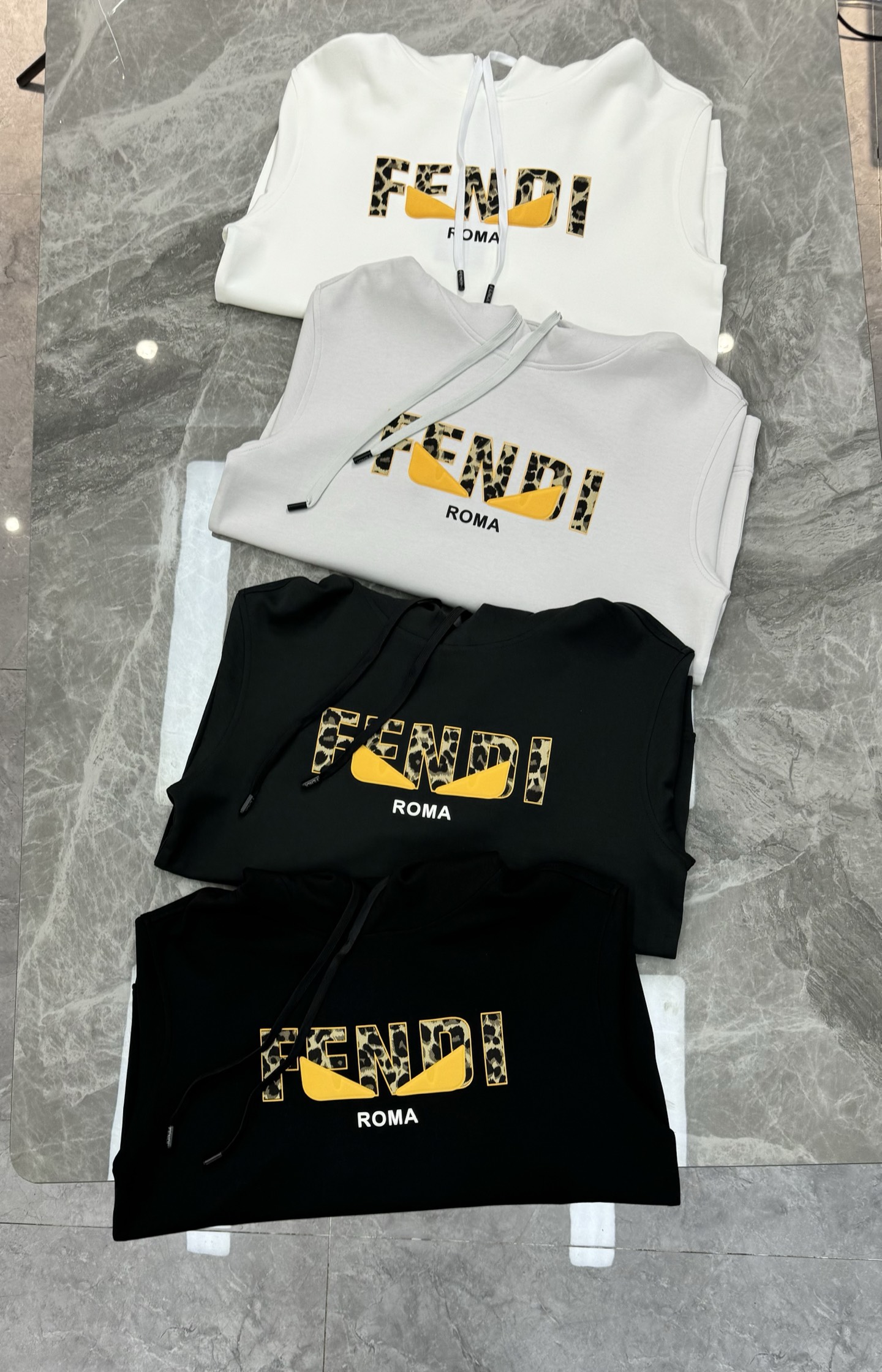 FENDI芬迪新款连帽卫衣，棉莫柔软棉质面料，舒适又保暖，日常穿搭超百搭!正面有经典“FENDI字样+小