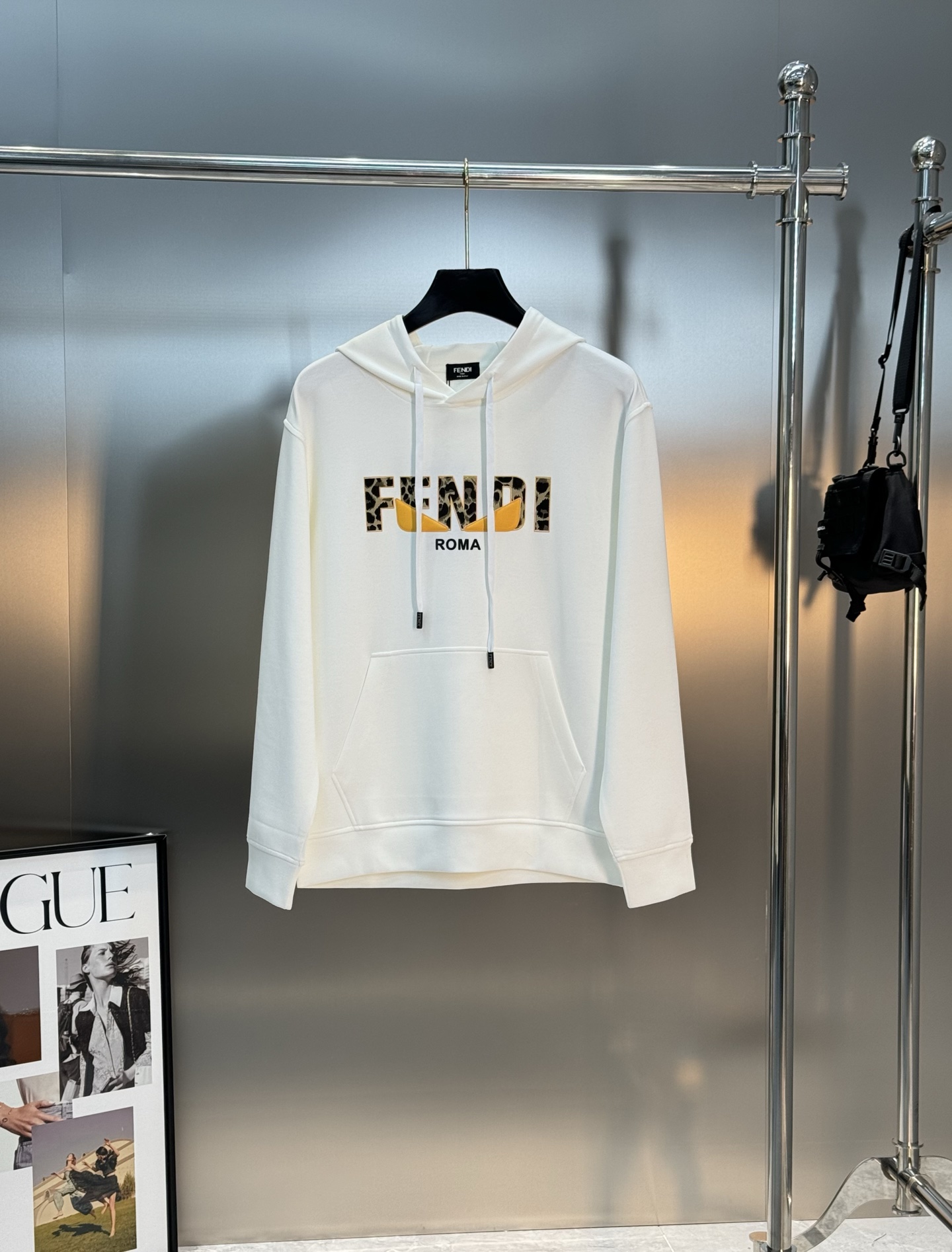 FENDI芬迪新款连帽卫衣，棉莫柔软棉质面料，舒适又保暖，日常穿搭超百搭!正面有经典“FENDI字样+小