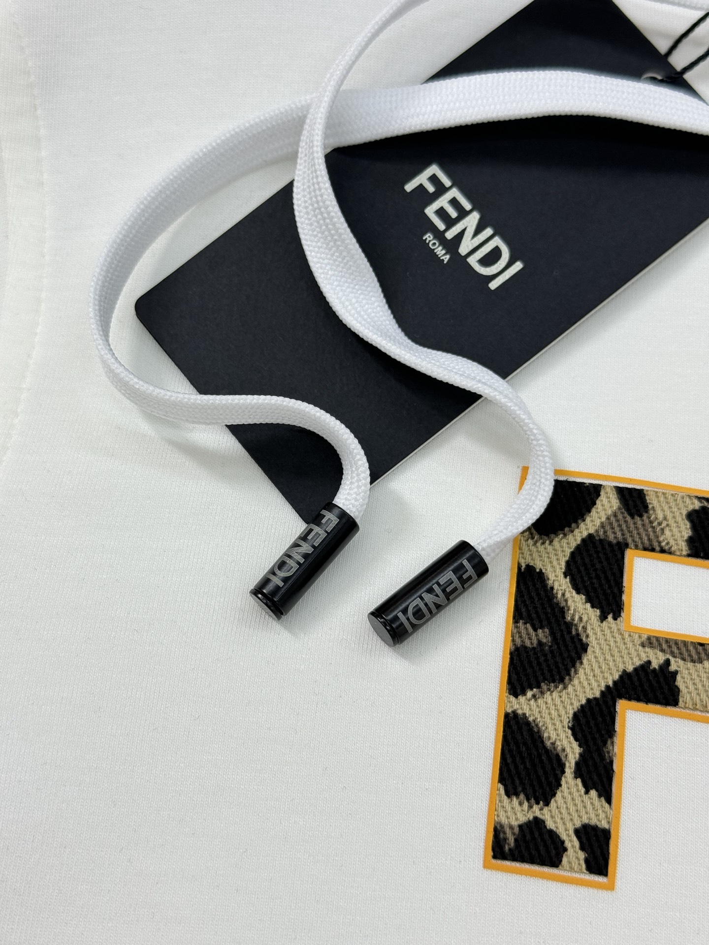 FENDI芬迪新款连帽卫衣，棉莫柔软棉质面料，舒适又保暖，日常穿搭超百搭!正面有经典“FENDI字样+小