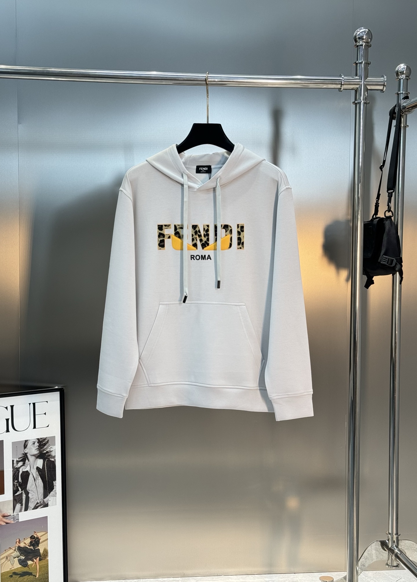FENDI芬迪新款连帽卫衣，棉莫柔软棉质面料，舒适又保暖，日常穿搭超百搭!正面有经典“FENDI字样+小