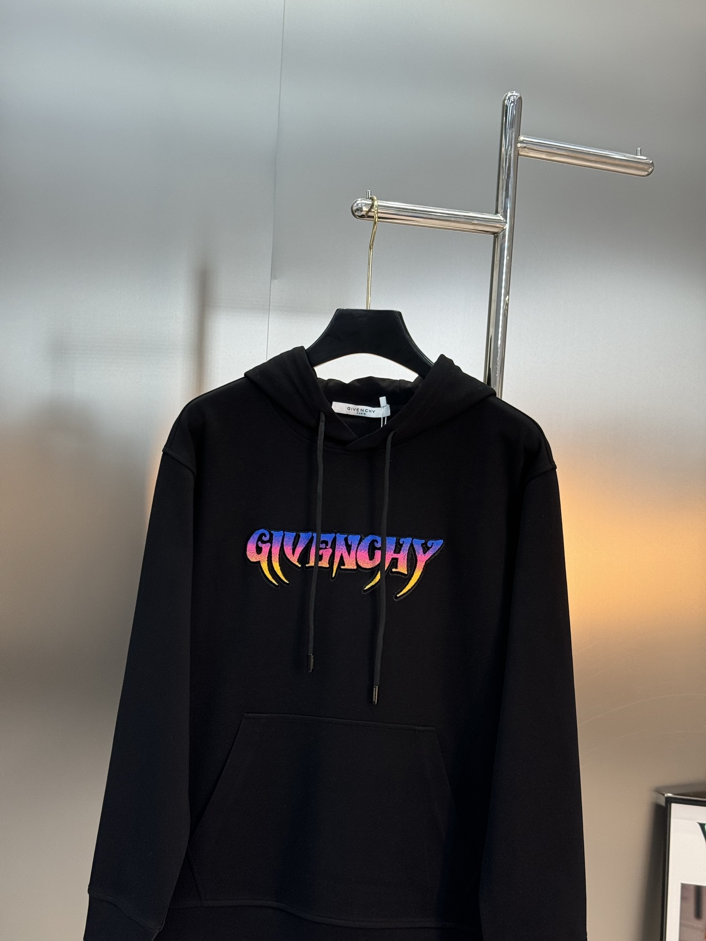Givenchy纪梵希新款连帽卫衣，胸前彩虹渐变字母植绒绣花，立体造型超有活力！超有潮流感！超舒适饭天丝