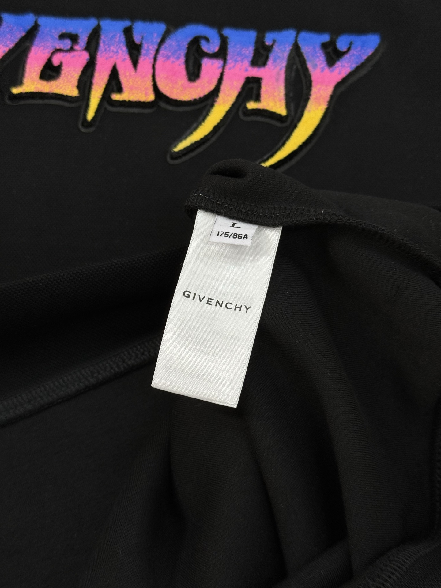 Givenchy纪梵希新款连帽卫衣，胸前彩虹渐变字母植绒绣花，立体造型超有活力！超有潮流感！超舒适饭天丝