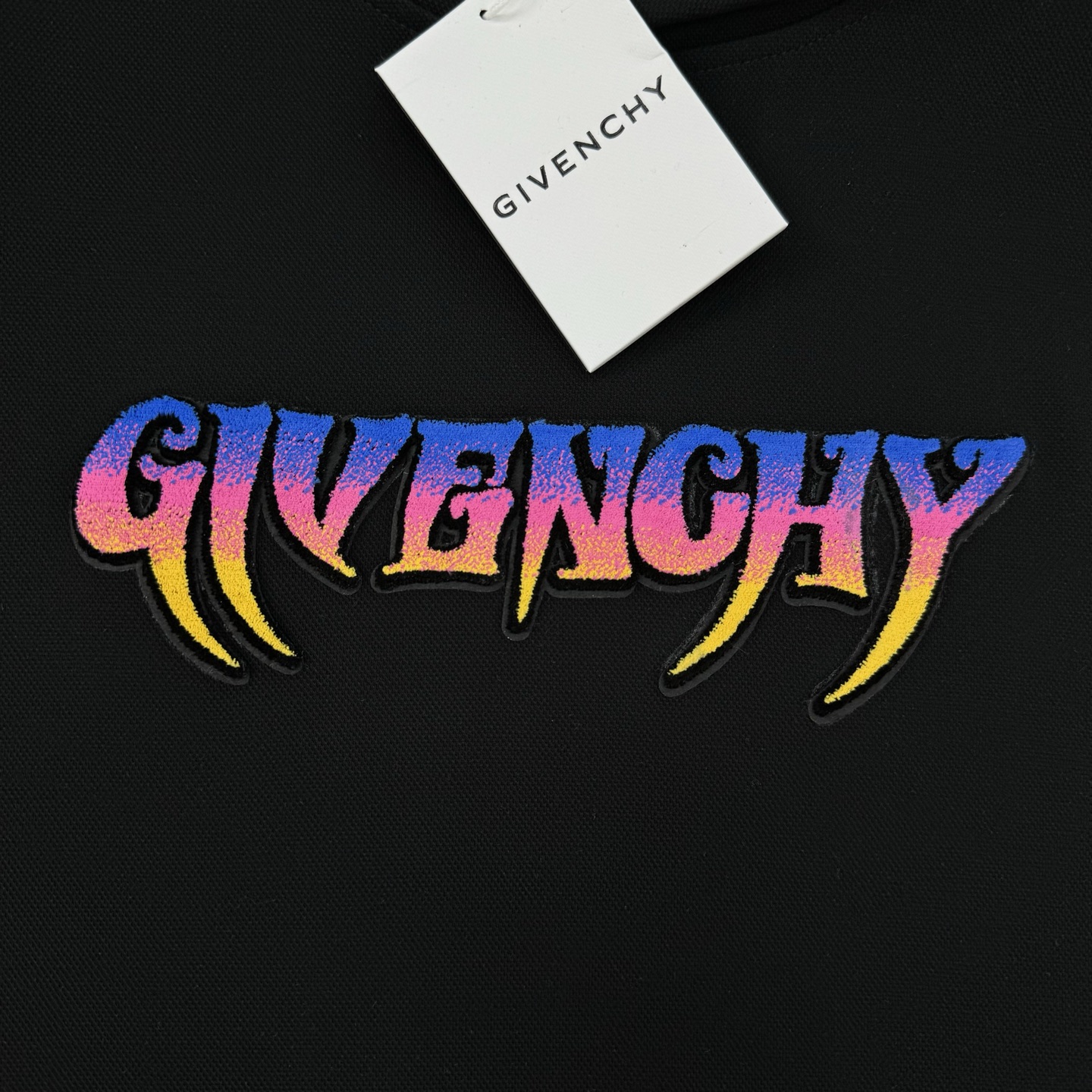 Givenchy纪梵希新款连帽卫衣，胸前彩虹渐变字母植绒绣花，立体造型超有活力！超有潮流感！超舒适饭天丝