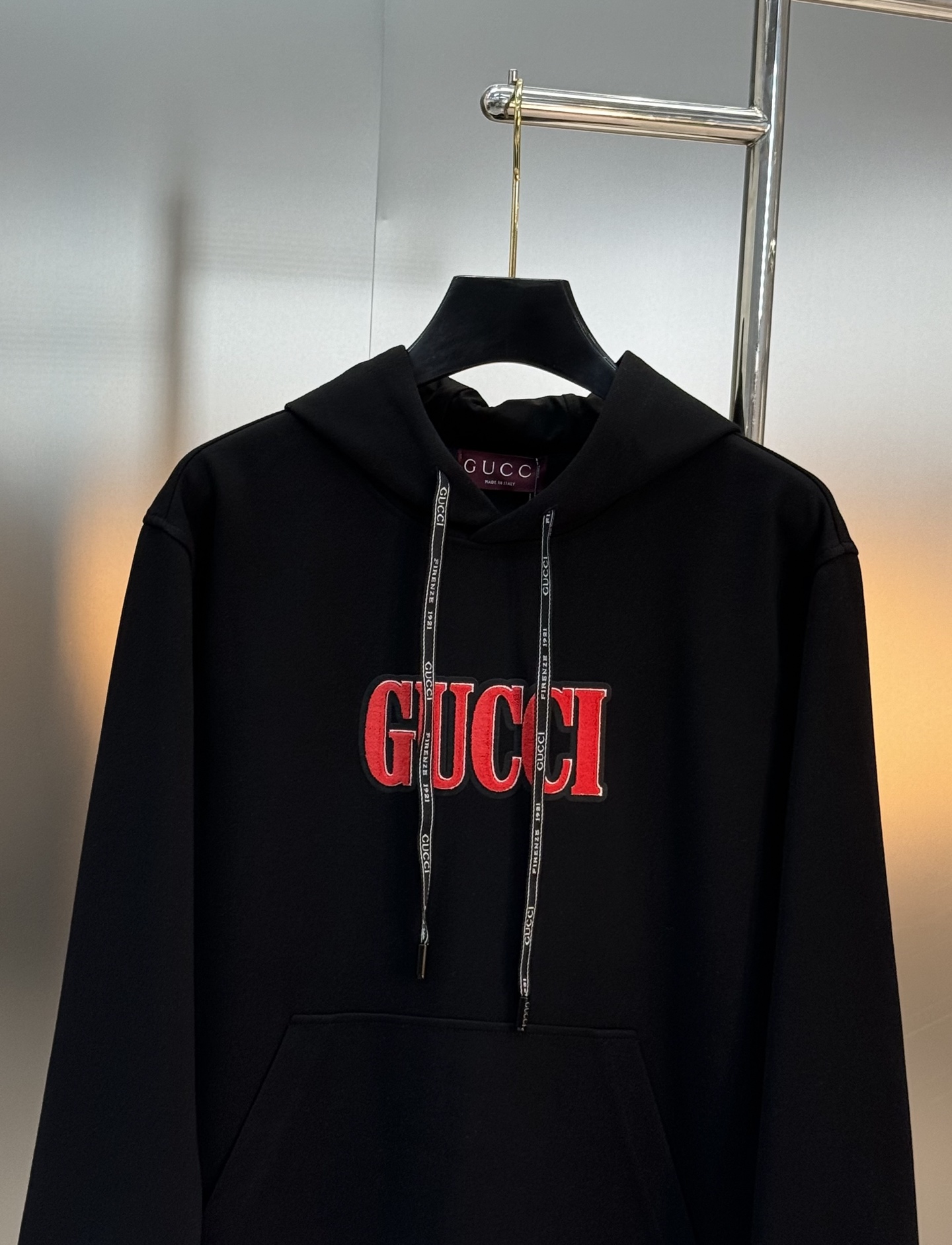 Gucci古奇新款连帽卫衣，植绒刺绣Logo超有辨识度，胸前红黑Logo超吸睛简约又时髦！高品质天丝棉料