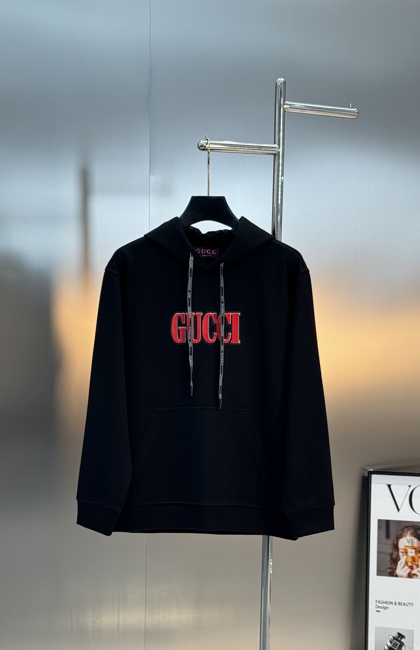 Gucci古奇新款连帽卫衣，植绒刺绣Logo超有辨识度，胸前红黑Logo超吸睛简约又时髦！高品质天丝棉料