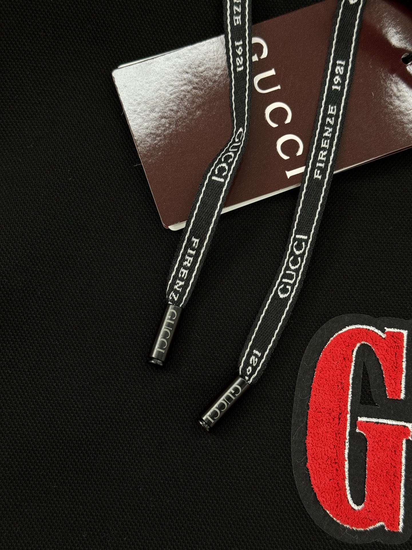 Gucci古奇新款连帽卫衣，植绒刺绣Logo超有辨识度，胸前红黑Logo超吸睛简约又时髦！高品质天丝棉料