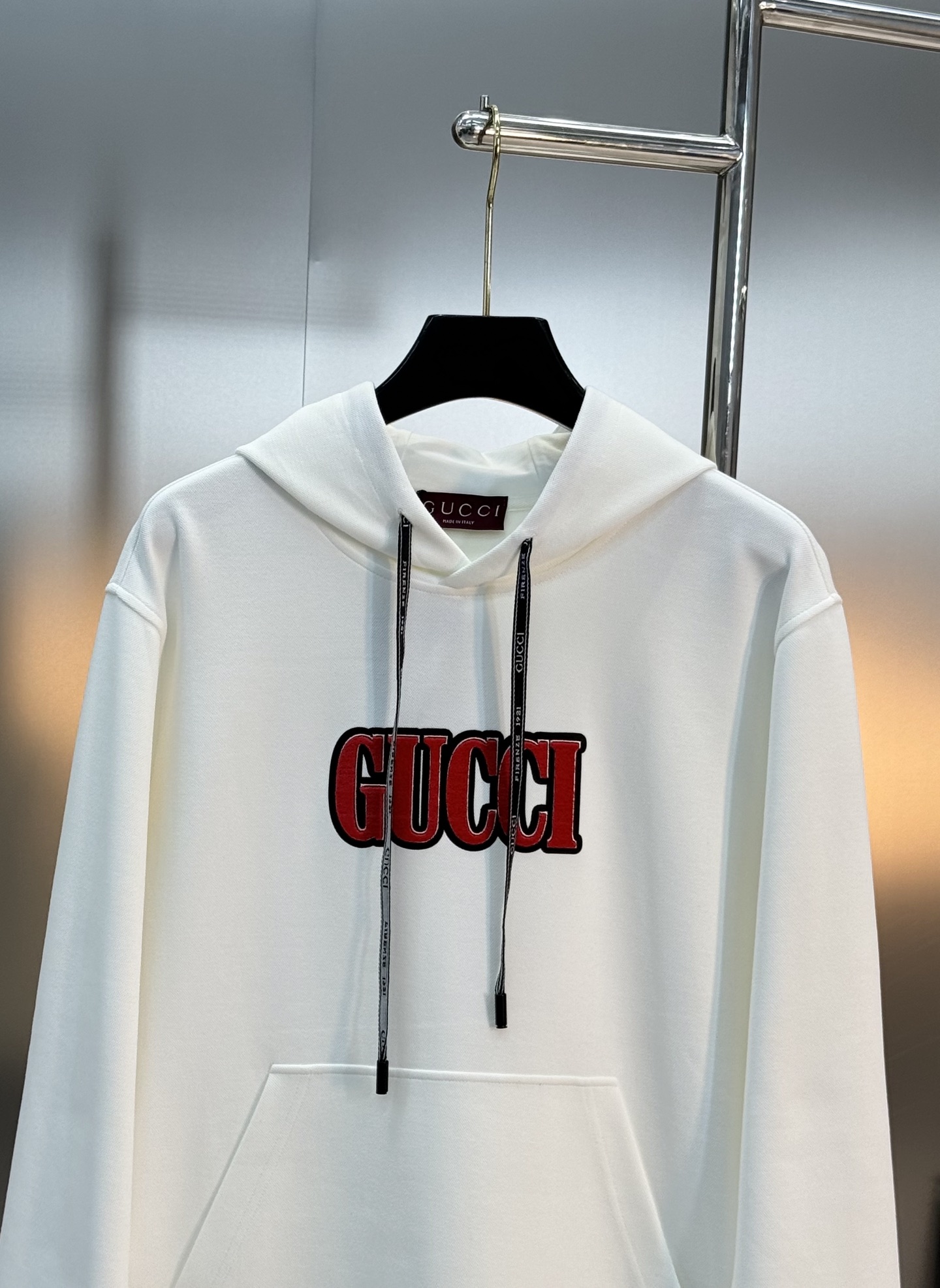 Gucci古奇新款连帽卫衣，植绒刺绣Logo超有辨识度，胸前红黑Logo超吸睛简约又时髦！高品质天丝棉料