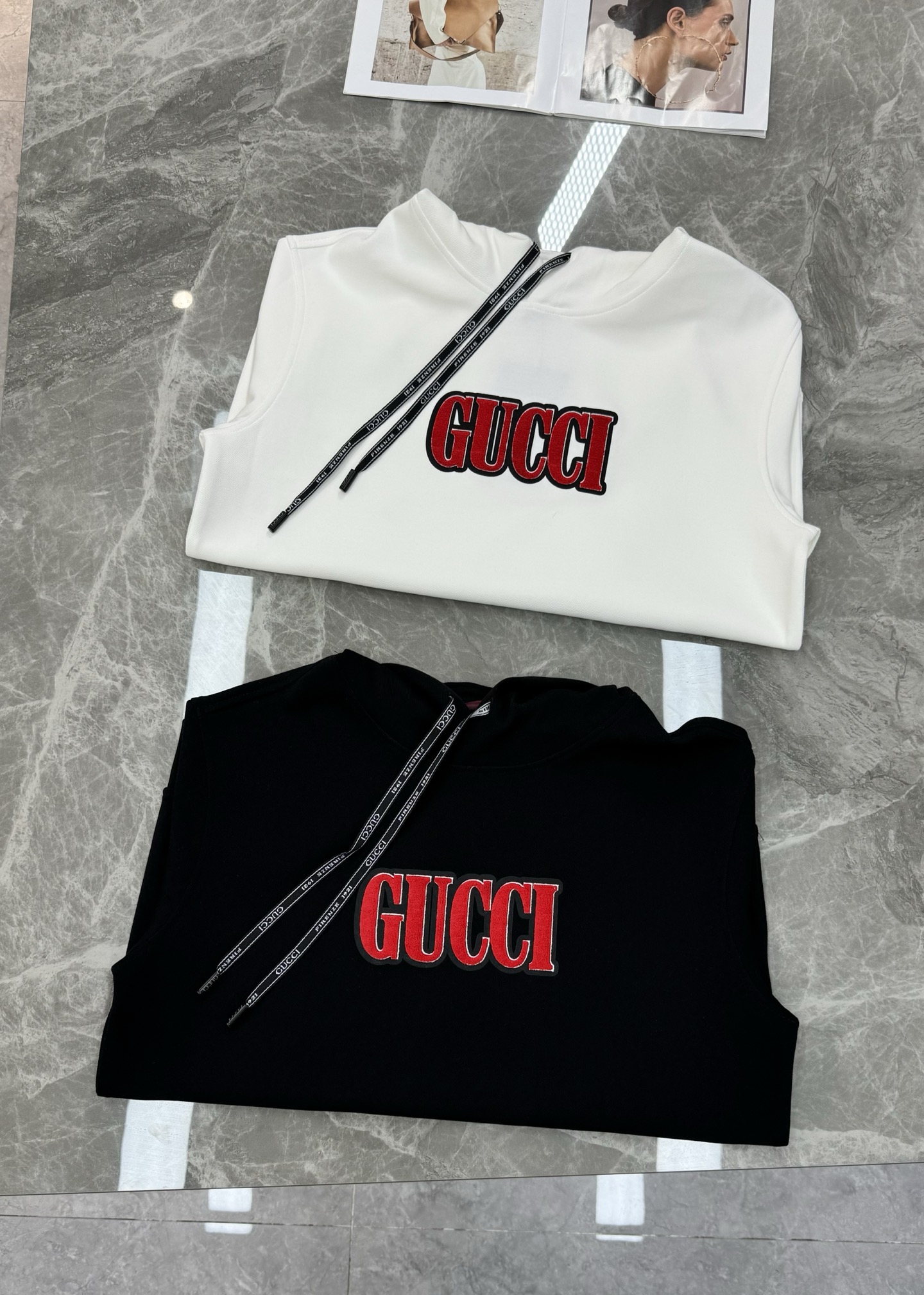 Gucci古奇新款连帽卫衣，植绒刺绣Logo超有辨识度，胸前红黑Logo超吸睛简约又时髦！高品质天丝棉料