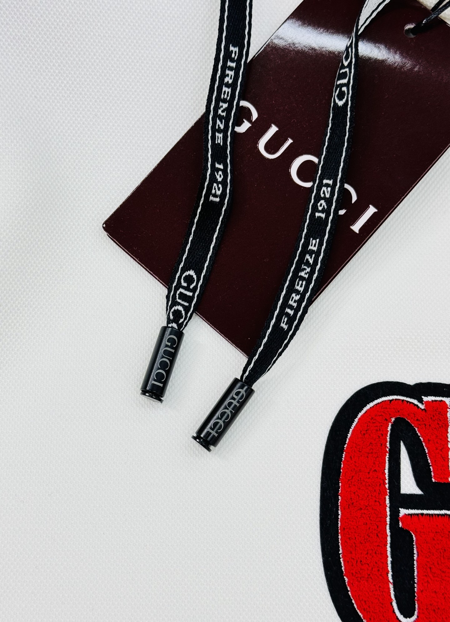 Gucci古奇新款连帽卫衣，植绒刺绣Logo超有辨识度，胸前红黑Logo超吸睛简约又时髦！高品质天丝棉料