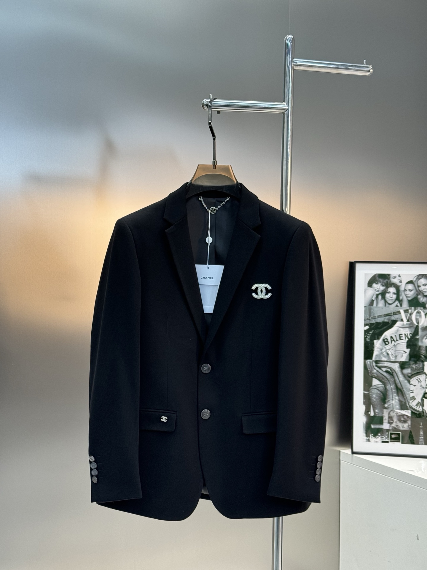 NO:912823,Chanel* Chanel casual suit jacket boutique is recommended for orders from foreign trade companies!  Original hardware inlay on the chest. High-end feel!  Imported original four-sided elastic fabric, straight and drapey, the whole piece of clothing has been machined neatly and neatly, and all hardware buttons and accessories are top-notch accessories with logos supplied by customers. At first glance, it is a high-end fabric. This fabric is all custom-woven!  Good products from regular big manufacturers!  Very practical. Size M-3XL slim fit!  (4XL can be customized)/150kg recommended XL,,chanel,chanel,jackets & coats,19860909Chane*香奈儿休闲西服外套精品推荐外贸公司订单！胸口原版五金镶嵌.高级感强！进口原版天眼布四面弹布料,笔挺垂感十足,整件衣服车工走线整齐平整,所有五金纽扣附料都是客供带logo顶级配件.一看就是高档的面料.这种面料都是定织的！正规大厂途径出来的好货！实用性很强.码数M-3XL修身款！（4XL可订做）/150斤建议XL,,chanel,chanel,jackets & coats,,Men's clothing