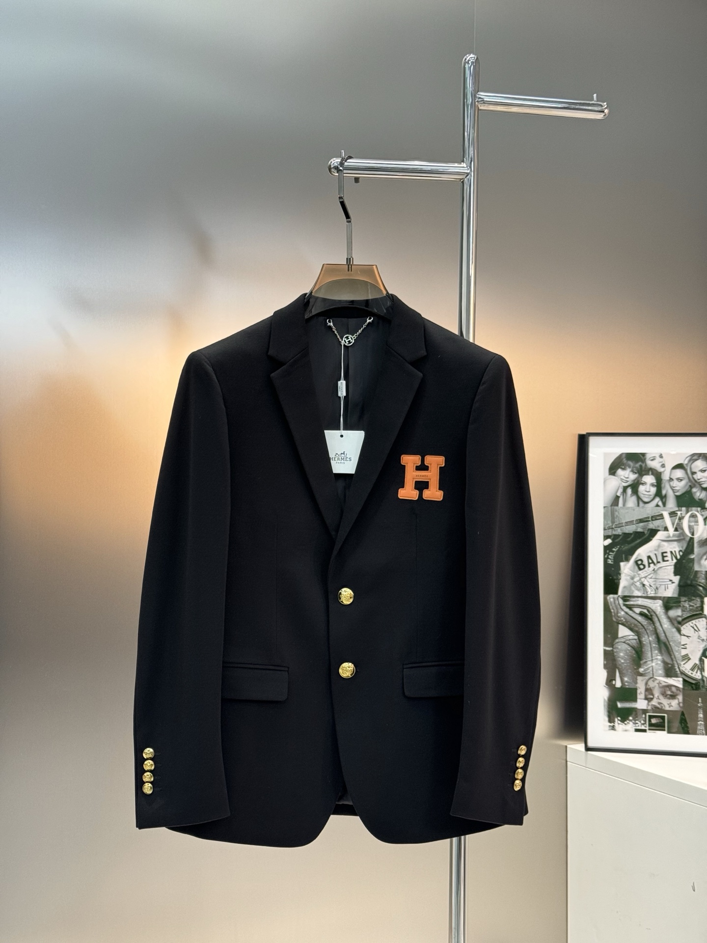 NO:930073,HERME*爱马*25s casual suit jacket hot style boutique recommended for orders from foreign trade companies!  The classic graphic H orange leather label on the chest. The imported original Sky Eye cloth is stretchable on all sides, which is straight and drapey. The whole piece of clothing is neatly and neatly machined. All the hardware buttons and accessories are top-notch accessories with logos supplied by customers. At first glance, it is a high-end fabric. This fabric is all custom-woven!  Good products from regular big manufacturers!  Very practical. Size M-3XL. 4XL can be customized (slim fit)/150 pounds recommended XL,, hermes, hermes, jackets & coats,19860909HERME*爱马*25s休闲西服外套爆款精品推荐外贸公司订单！胸口经典图形H橘色皮牌.进口原版天眼布四面弹布料,笔挺垂感十足,整件衣服车工走线整齐平整,所有五金纽扣附料都是客供带logo顶级配件.一看就是高档的面料.这种面料都是定织的！正规大厂途径出来的好货！实用性很强.码数M-3XL. 4XL可订做（修身版型）/150斤建议XL,,hermes,hermes,jackets & coats,,Men's clothing