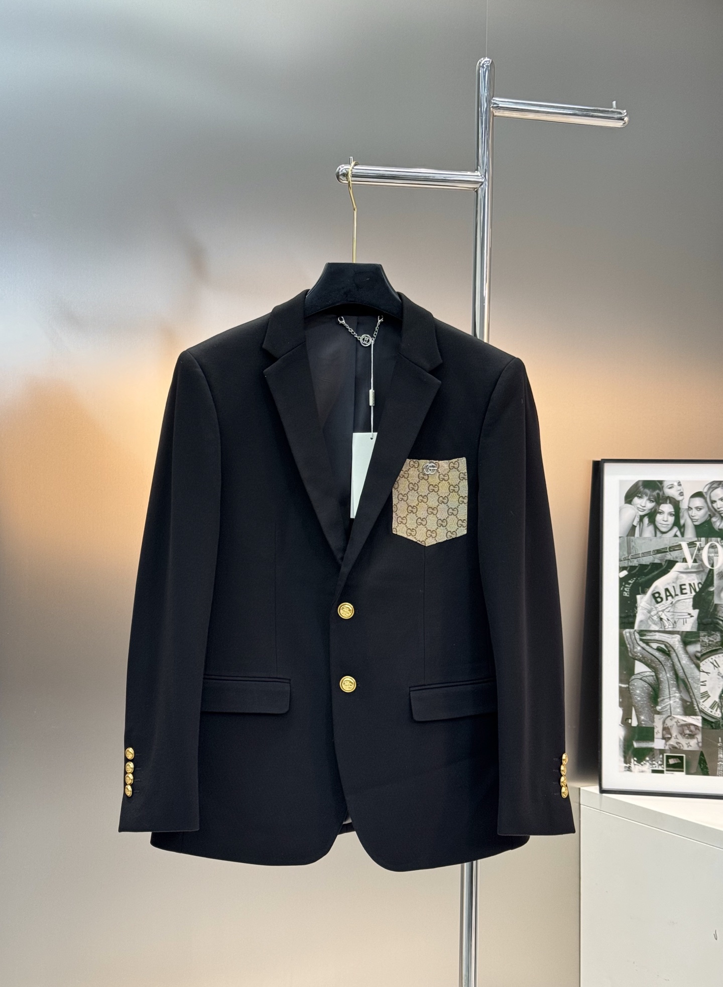 NO:930039,Gucc*Gucci's new casual suit jacket boutique is recommended for orders from foreign trade companies!  The exquisite jacquard GG pocket fabric craftsmanship on the chest. The brand logo highlights the brand’s high-end feel!  The imported original Tianyan cloth is stretchable on all sides. It is straight and drapey. The whole piece of clothing has been machined neatly and neatly. All the hardware buttons and accessories are top-notch accessories with logos supplied by customers. At first glance, it is a high-end fabric. This fabric is all custom-woven!  Good products from regular big manufacturers!  Very practical. Size M-3XL (4XL can be customized) slim fit/150 pounds recommended XL,, gucci, jackets & coats,19860909Gucc*古奇新款休闲西服外套精品推荐外贸公司订单！胸口精致提花GG口袋面料工艺.品牌logo凸显品牌高级感强！进口原版天眼布四面弹布料,笔挺垂感十足,整件衣服车工走线整齐平整,所有五金纽扣附料都是客供带logo顶级配件.一看就是高档的面料.这种面料都是定织的！正规大厂途径出来的好货！实用性很强.码数M-3XL（4XL可定做）修身版型/150斤建议XL,,gucci,jackets & coats,,Men's clothing