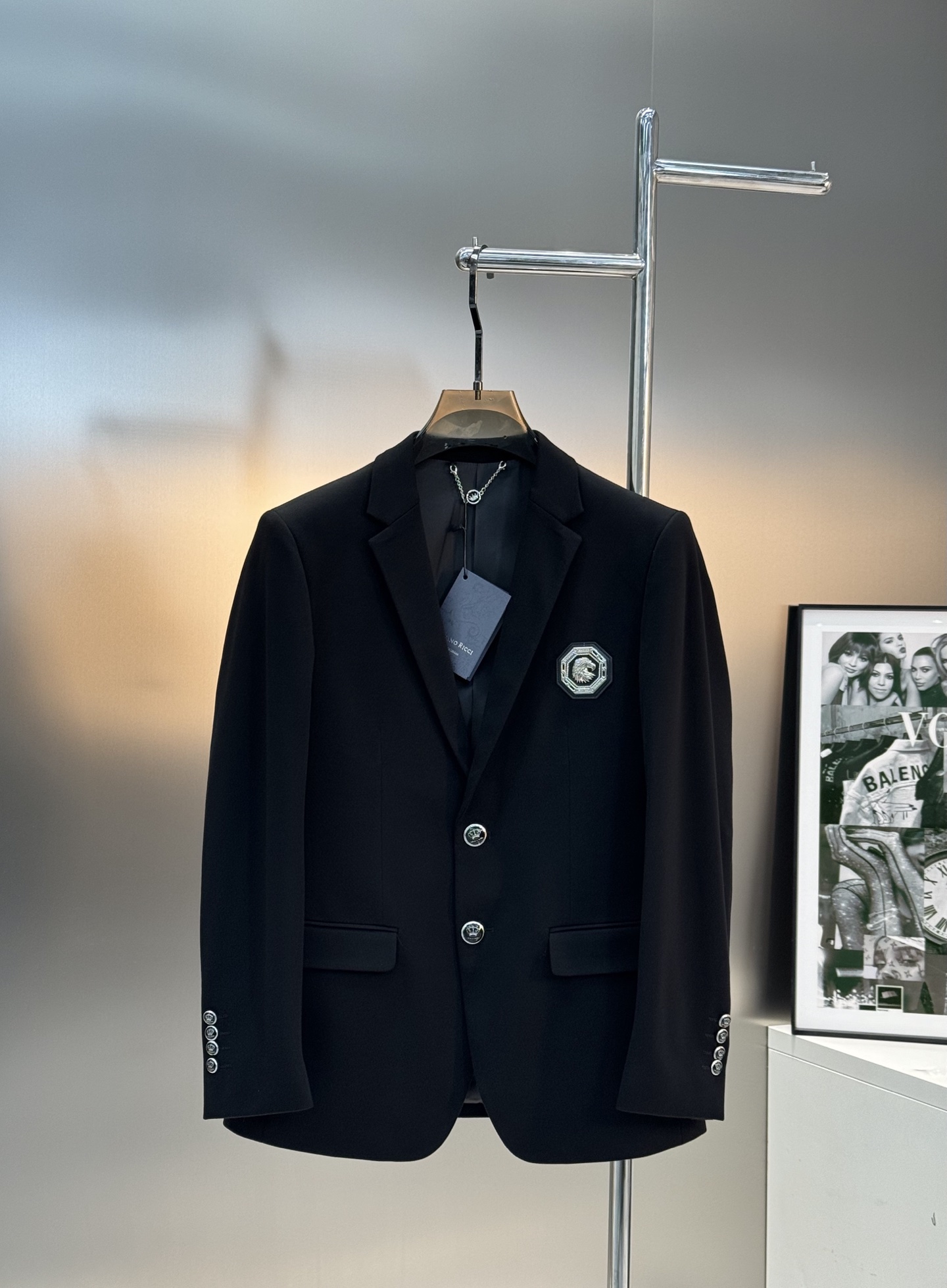 NO:930049,Stfano Ricc*Stephen's new casual suit jacket is a hot model and is recommended for orders from foreign trade companies!  Classic eagle head hardware on the chest. Low-key luxury. The real thing is more conquering!  The imported original Tianyan cloth is stretchable on all sides. It is straight and drapey. The whole piece of clothing has been machined neatly and neatly. All the hardware buttons and accessories are top-notch accessories with logos supplied by customers. At first glance, it is a high-end fabric. This fabric is all custom-woven!  Good products from regular big manufacturers!  Very practical. Size M-3XL slim fit (4XL can be customized)/150 pounds recommended XL,, tom ford, jackets & coats,19860909Stfano Ricc*史蒂芬新款休闲西服外套爆款精品推荐外贸公司订单！胸口经典鹰头五金.低调奢华.实物更加具有征服力！进口原版天眼布四面弹布料,笔挺垂感十足,整件衣服车工走线整齐平整,所有五金纽扣附料都是客供带logo顶级配件.一看就是高档的面料.这种面料都是定织的！正规大厂途径出来的好货！实用性很强.码数M-3XL修身版型（4XL可定做）/150斤建议XL,,tom ford,jackets & coats,,Men's clothing