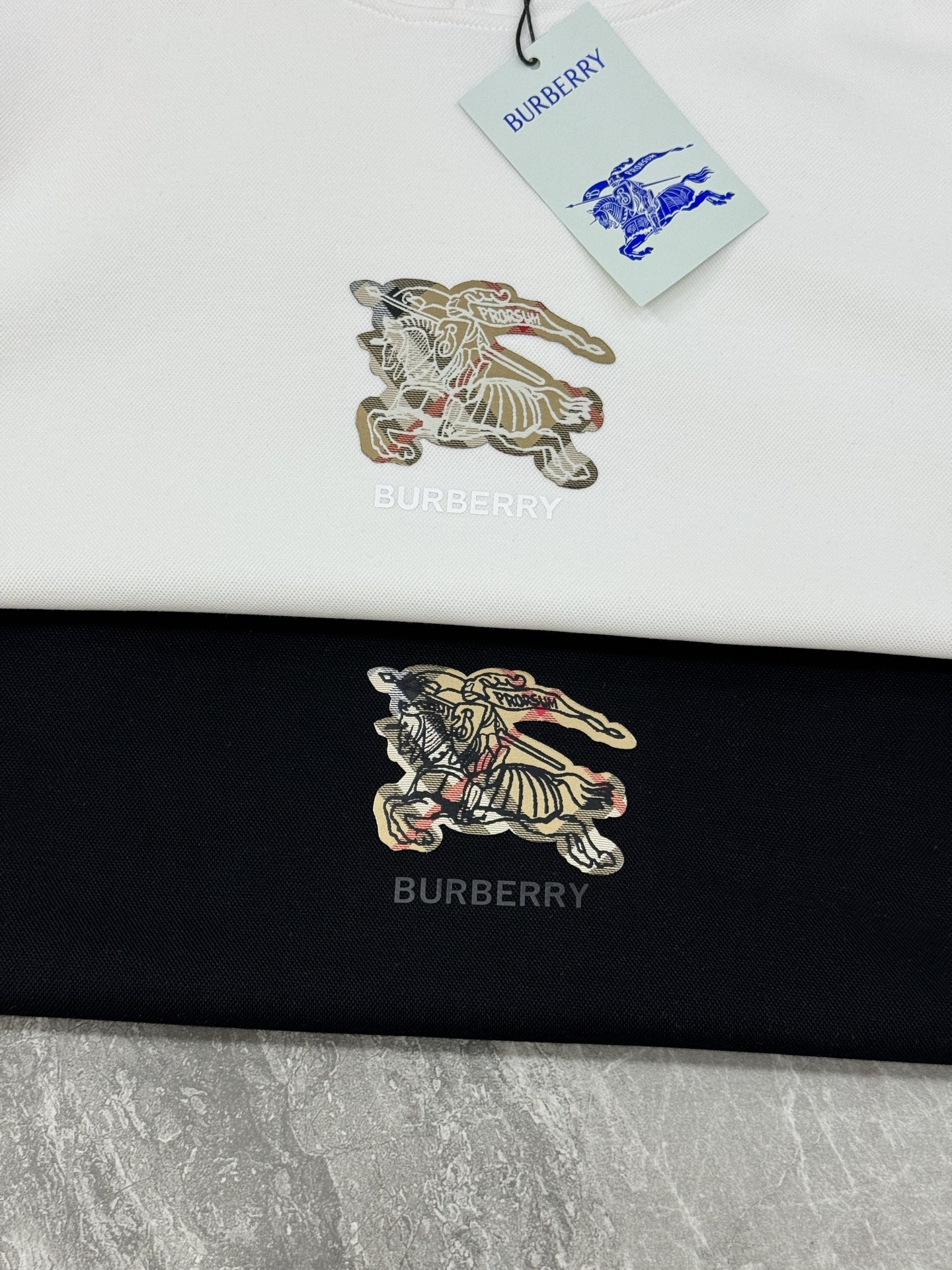 BBR*巴宝-莉新品连帽卫衣.男女同款！胸前精选B家格子战马烫画采用立体双层工艺.帅气时尚，简约百搭！采