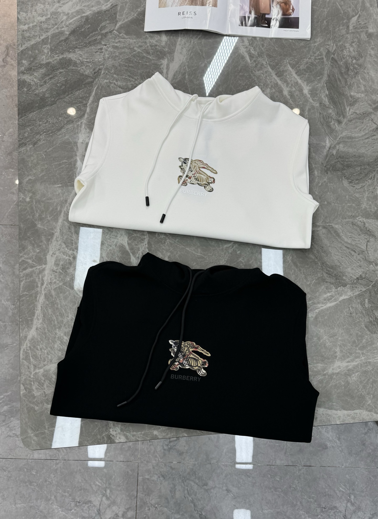 BBR*巴宝-莉新品连帽卫衣.男女同款！胸前精选B家格子战马烫画采用立体双层工艺.帅气时尚，简约百搭！采