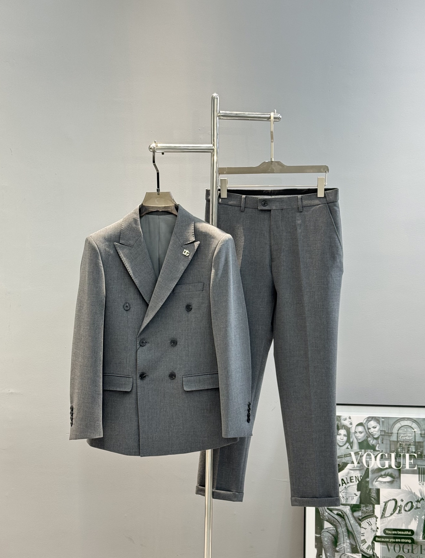 NO:866469,Jacket, trousers D&G* Dolce & Gabbana 2026s spring new men's business suit!  Ultra-high-end top-notch handmade clothing series, the leader in the field of double-breasted suits, world-recognized top-grade fabrics and craftsmanship, high-density fiber, nylon-colored spinning fabrics with the highest texture and comfort, first-class visual effects of drape and gloss, beautiful and elegant, gorgeous texture, excellent gloss showing noble and luxurious temperament, and the fabric is durable  It has been treated with non-iron and anti-wrinkle technology, making it very straight and stylish. The exquisite traditional handicraft full-gong needle allows the thread to be tightly sewn. It has exclusive sophisticated cutting technology and a double-breasted design style. It conforms to strict ergonomic design, and the waist area has an elastic band hidden function. It can be stretched to fit different belly bags. Exquisite 3D original hardware DG brooch. Super noble!  The first choice for urban elite men, the product is in perfect and first-class condition, and it is of high quality as a gift for personal use!  Original hardware!  Can be separated!  Color blue black gray. Size M-3XL slim fit!  (/140 catties recommended L),,Dolce&Gabbana,Dolce&Gabbana,jackets & coats,business suit,brooch,breastpin,19860909外套,西裤 D&G*杜嘉-班纳2026s春款新款男士商务套西！超高端顶尖一线成衣手工系列,双排扣设计西装领域里的佼佼者,世界公认的顶级面料和工艺水平,高密度支数纤维,锦纶色纺纱面料的质感与舒适感达到登峰造极,垂感和光泽的视觉效果一流,绝美而优雅,肌理华丽十足,极好的光泽度透着贵奢气质,面料经过免烫抗皱工艺处理,非常挺刮有型,精湛的传统手工艺全贡针让走线严缝丝合,且拥有独家精良的裁剪技术,双排扣设计风格.符合严谨的人体工程学设计,腰头部位做了松紧带隐藏功能.可以伸缩不同肚囊的和身性.精致3D原版五金DG胸针.超显贵气！都市精英男士首选,品相完美一流,送礼自用都档次逼格十足！原版五金！可分开！颜色蓝色 黑色 灰色.码数M-3XL修身版型！（/140斤建议L）,,Dolce&Gabbana,Dolce&Gabbana,jackets & coats,business suit,brooch，breastpin,,Men's clothing