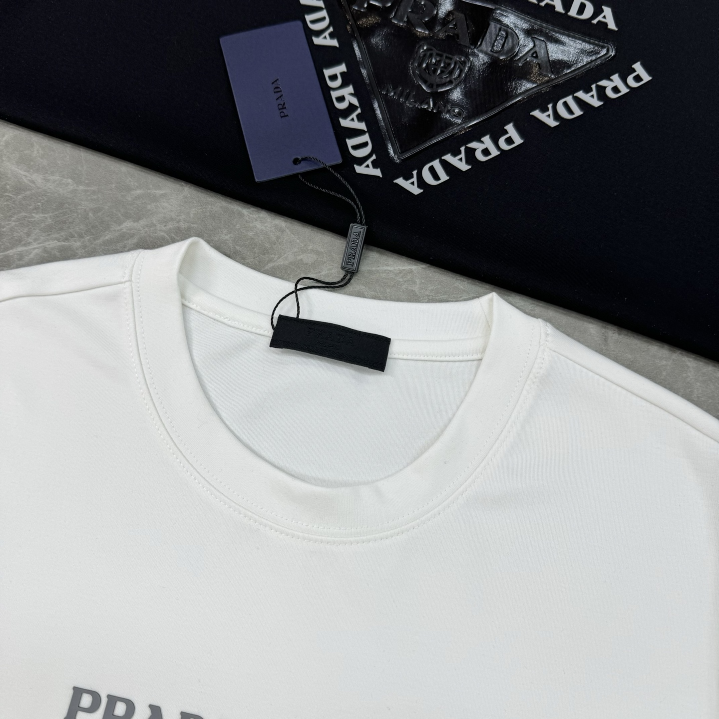 Prada普拉达新款莫代尔T恤.甄选超优质300g莫代尔棉面料.柔软有手感.穿着舒适又保暖。胸前高温烫画