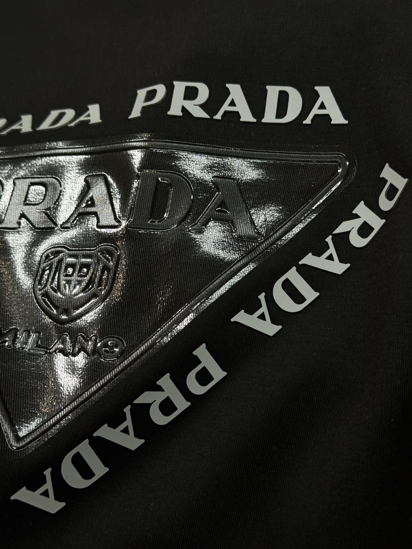 Prada普拉达新款莫代尔T恤.甄选超优质300g莫代尔棉面料.柔软有手感.穿着舒适又保暖。胸前高温烫画