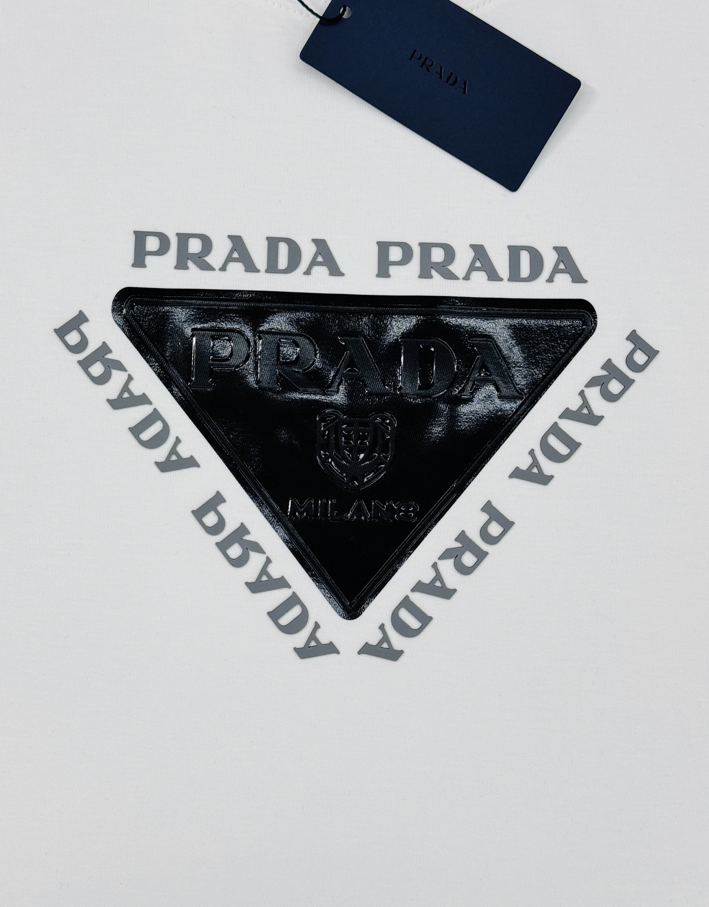 Prada普拉达新款莫代尔T恤.甄选超优质300g莫代尔棉面料.柔软有手感.穿着舒适又保暖。胸前高温烫画