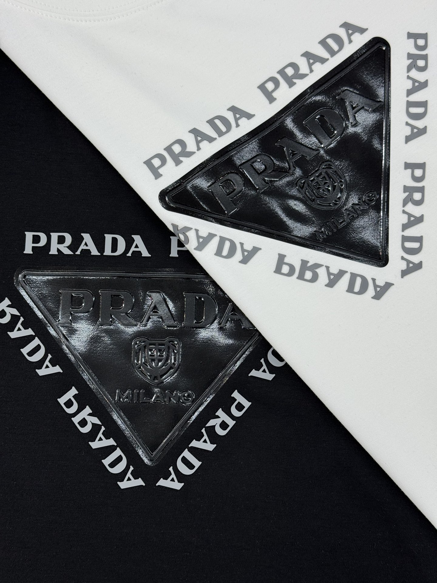 Prada普拉达新款莫代尔T恤.甄选超优质300g莫代尔棉面料.柔软有手感.穿着舒适又保暖。胸前高温烫画