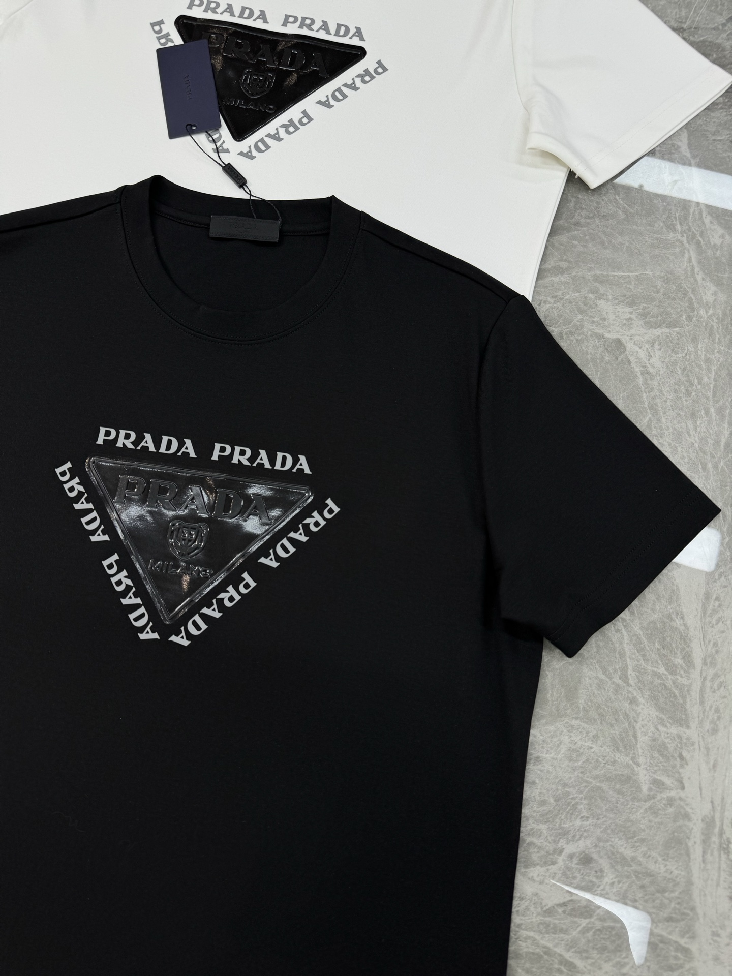 Prada普拉达新款莫代尔T恤.甄选超优质300g莫代尔棉面料.柔软有手感.穿着舒适又保暖。胸前高温烫画